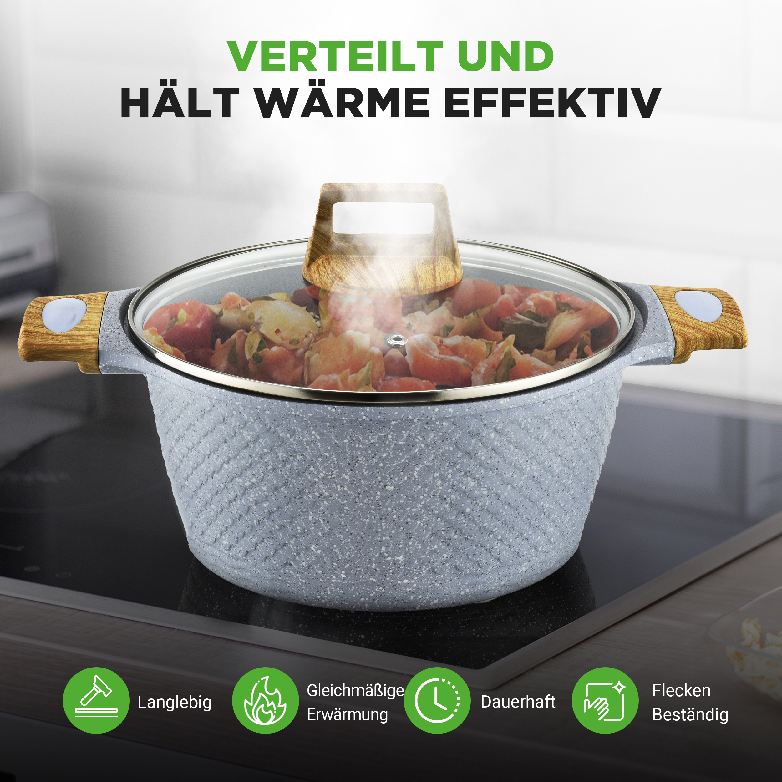 Grauer Topf mit Holzgriffen und Glasdeckel, gefüllt mit Essen, auf Kochfeld.