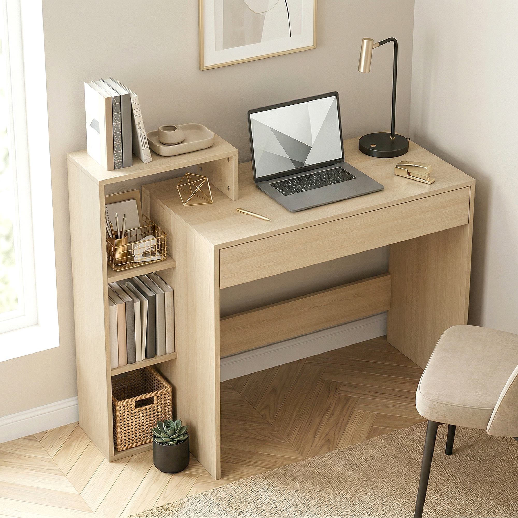 Scrivania in legno chiaro con laptop, lampada, libri e piante.