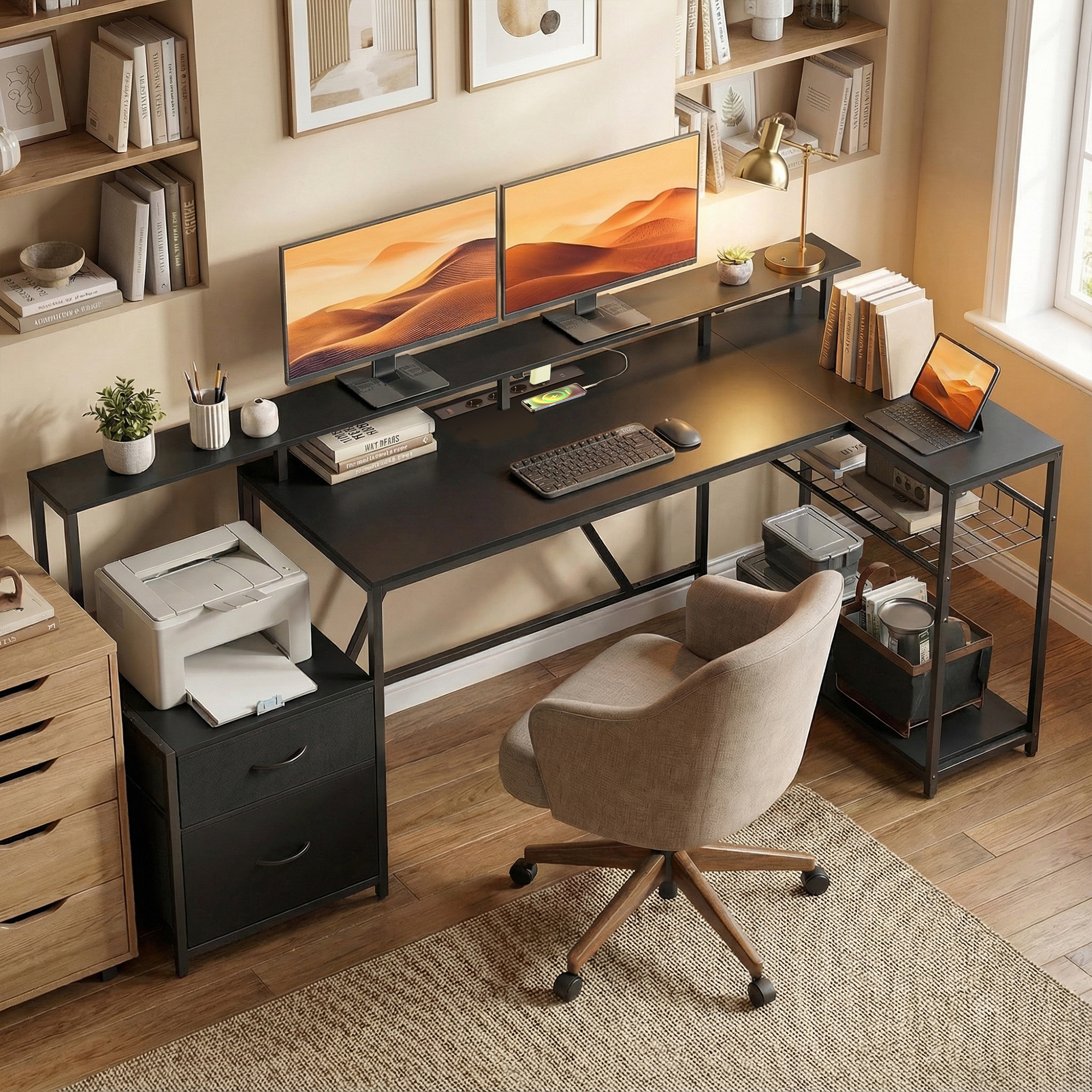 Una moderna scrivania a L con due monitor, tastiera, mouse e stampante.
