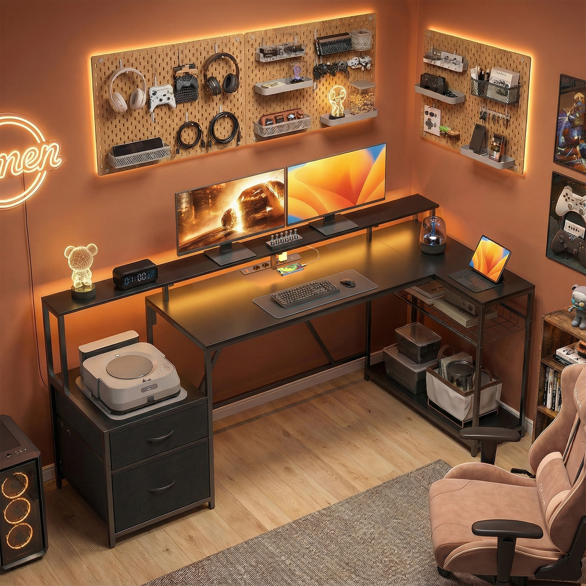 Una scrivania da gaming con due monitor, tastiera, mouse e luce al neon.
