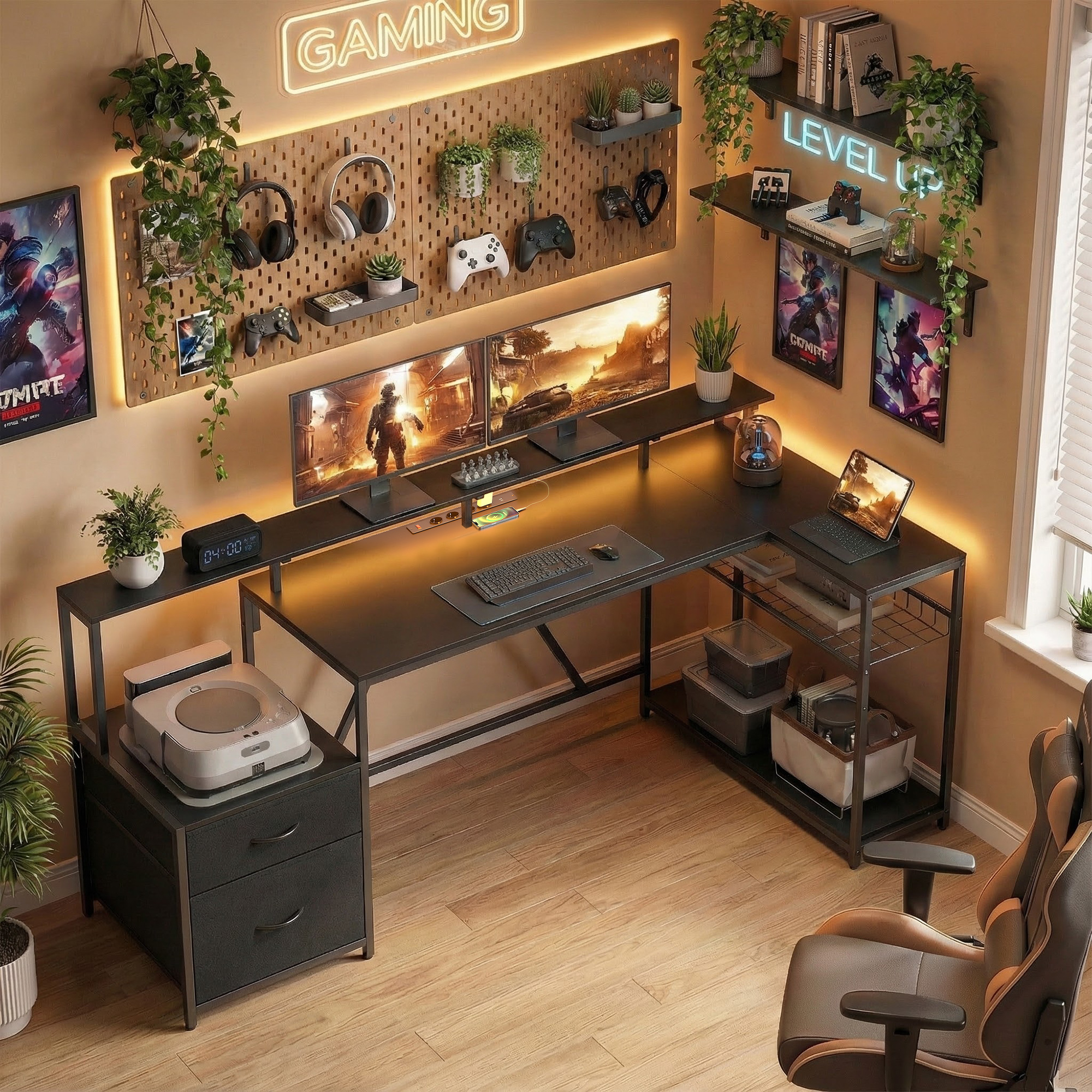 Una scrivania da gaming con doppio monitor, tastiera, mouse, cuffie e piante.