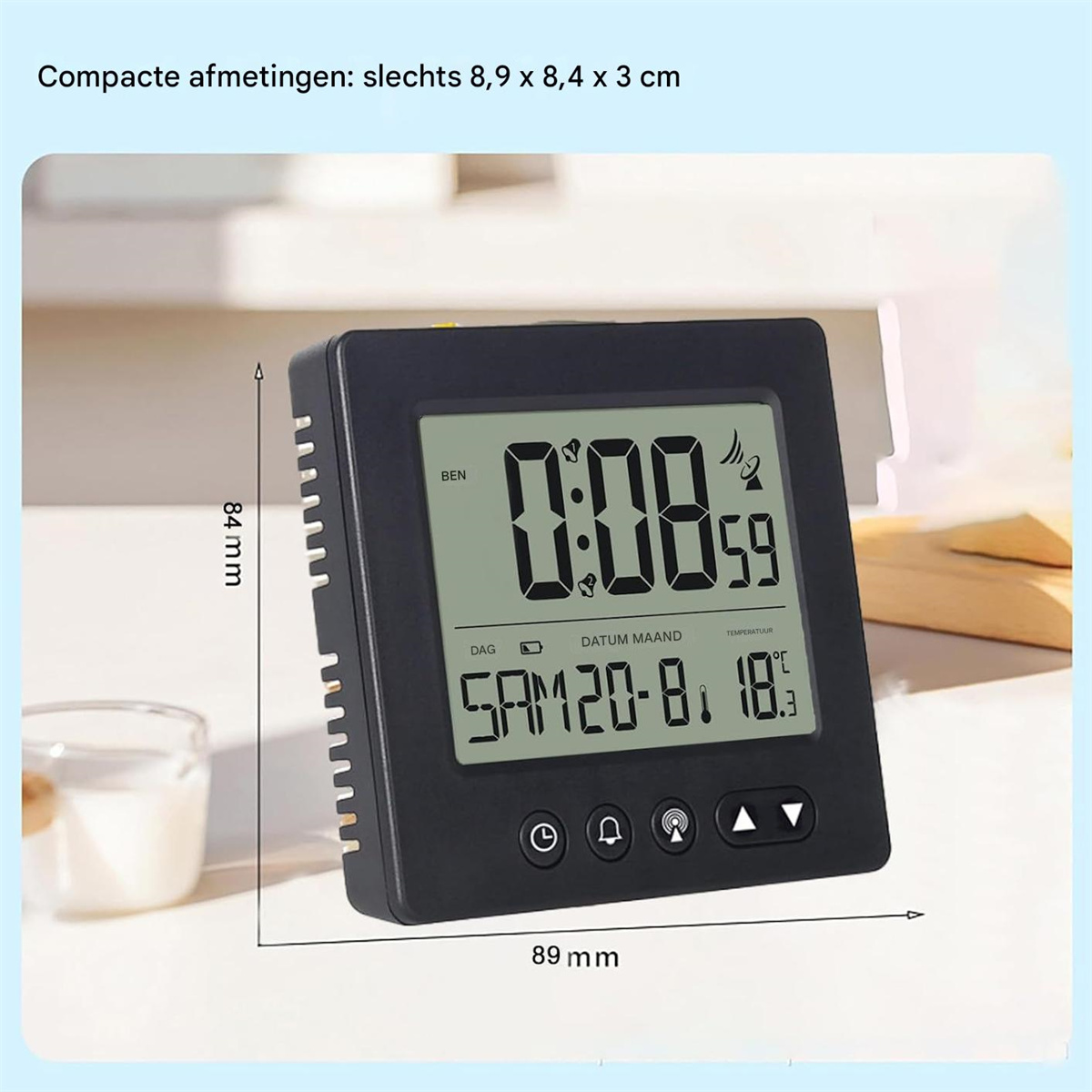 Ein schwarzer Digitalwecker mit großem Display zeigt Zeit, Datum und Temperatur an.
