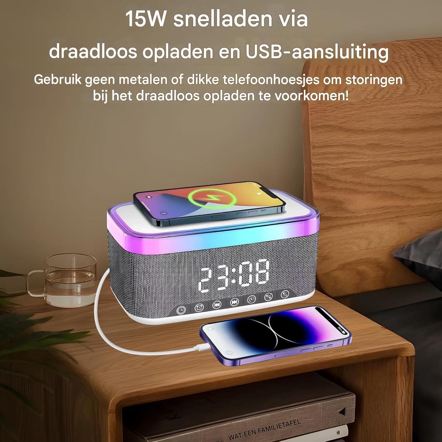 Ein Nachttisch mit einem kabellosen Ladegerät, das zwei Telefone auflädt. Die Uhr zeigt 23:08.