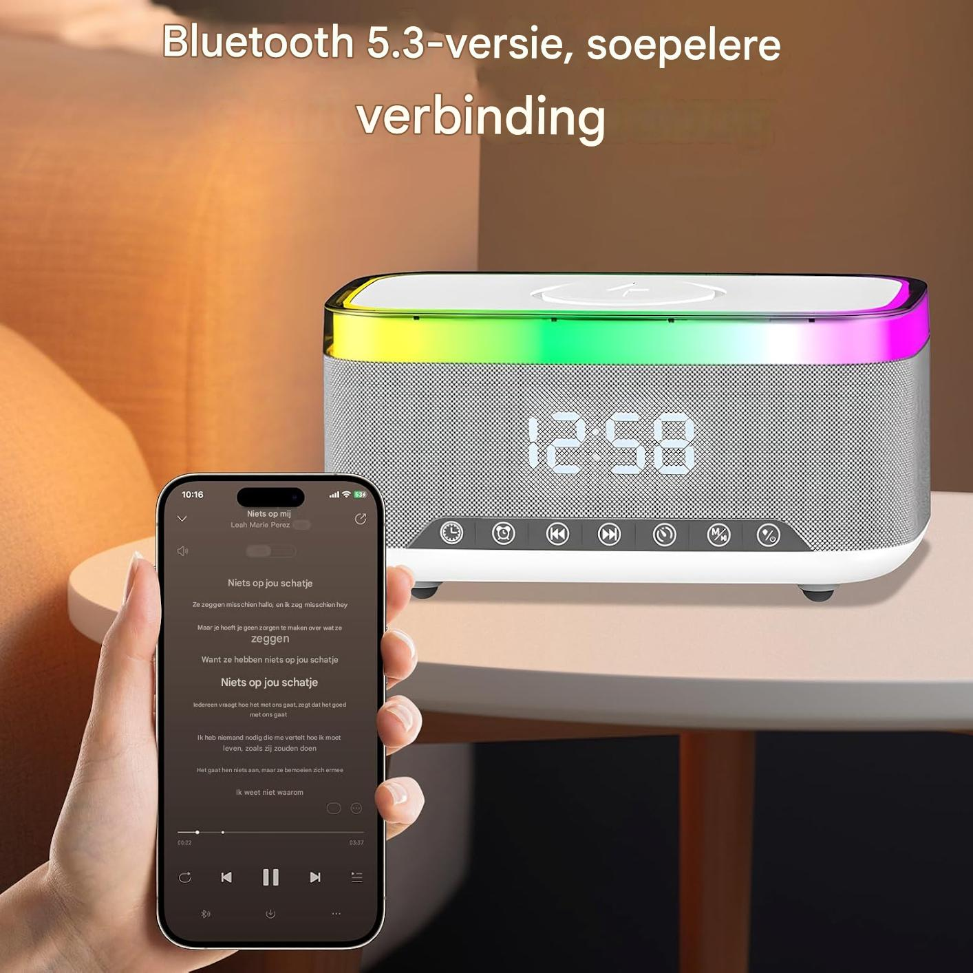Ein Smartphone zeigt Liedtexte an, neben einem Lautsprecher mit RGB-Beleuchtung und Uhr.