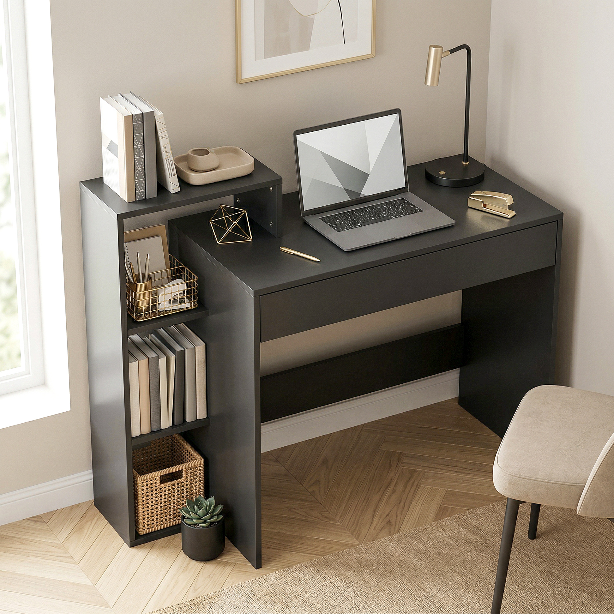 Una scrivania scura con laptop, lampada, libri e una sedia.