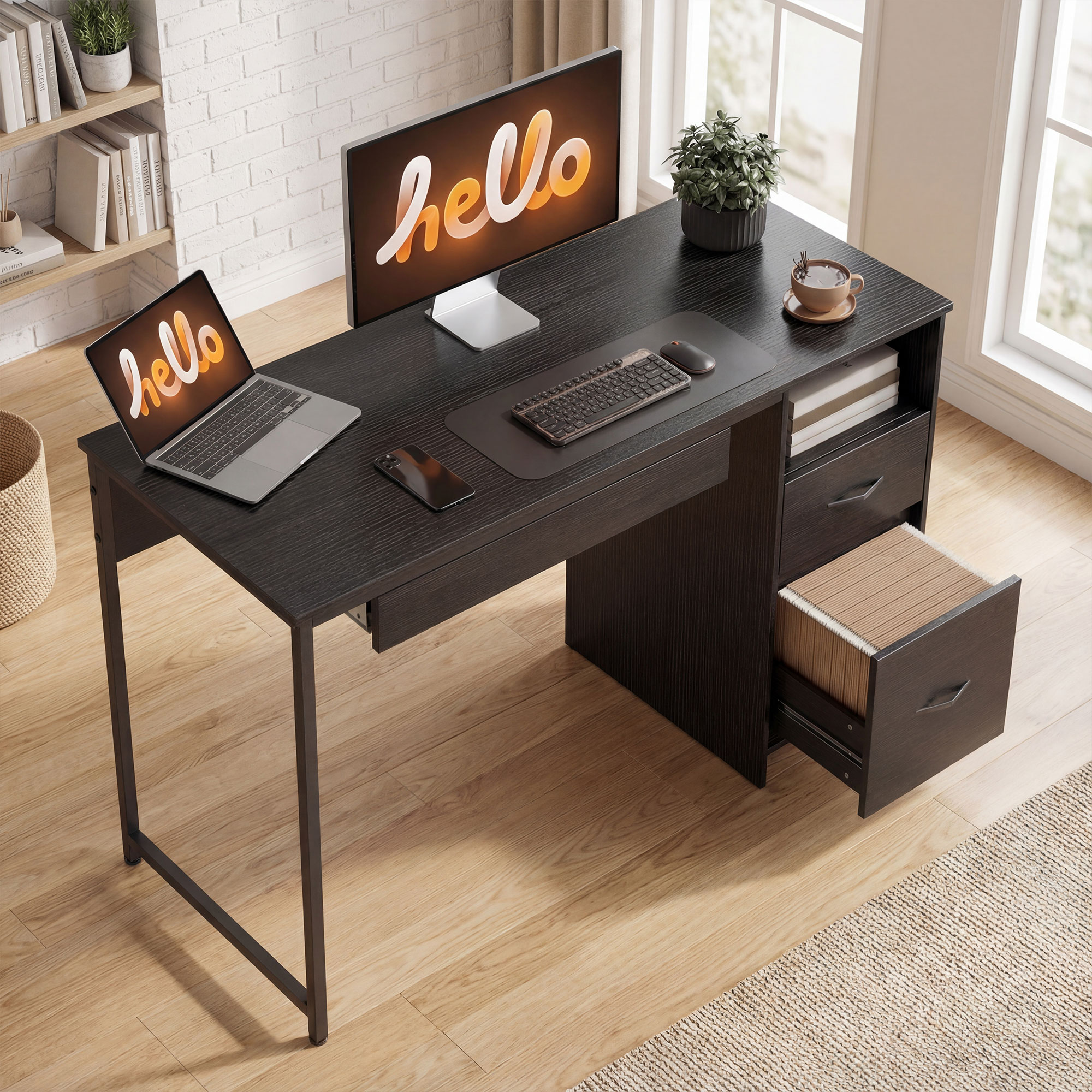 Una scrivania in legno scuro con laptop, monitor, tastiera, mouse e pianta.