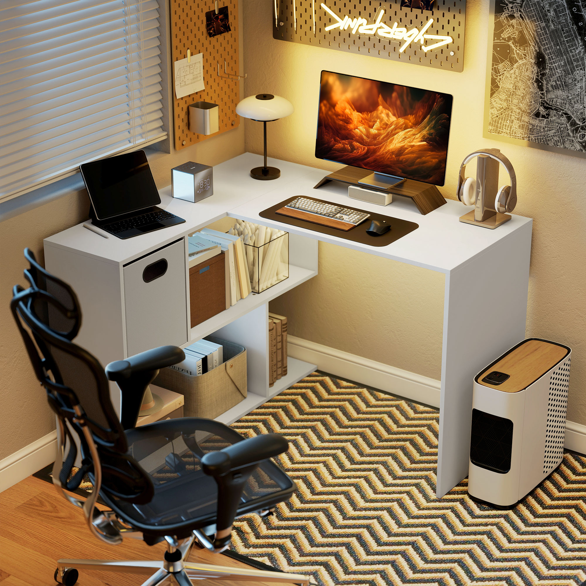 Una scrivania angolare con laptop, monitor, tastiera, mouse e cuffie.