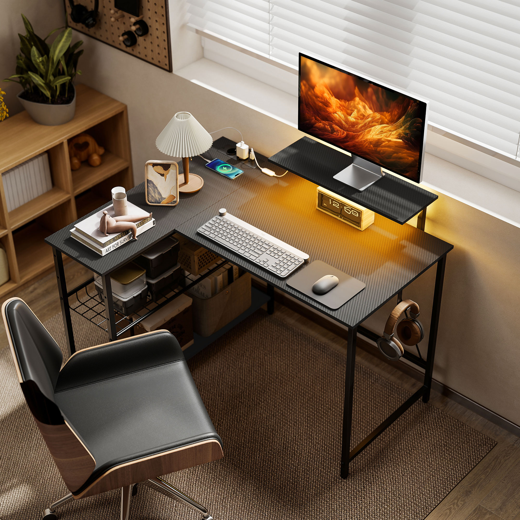 Una scrivania a L con monitor, tastiera, mouse e lampada.