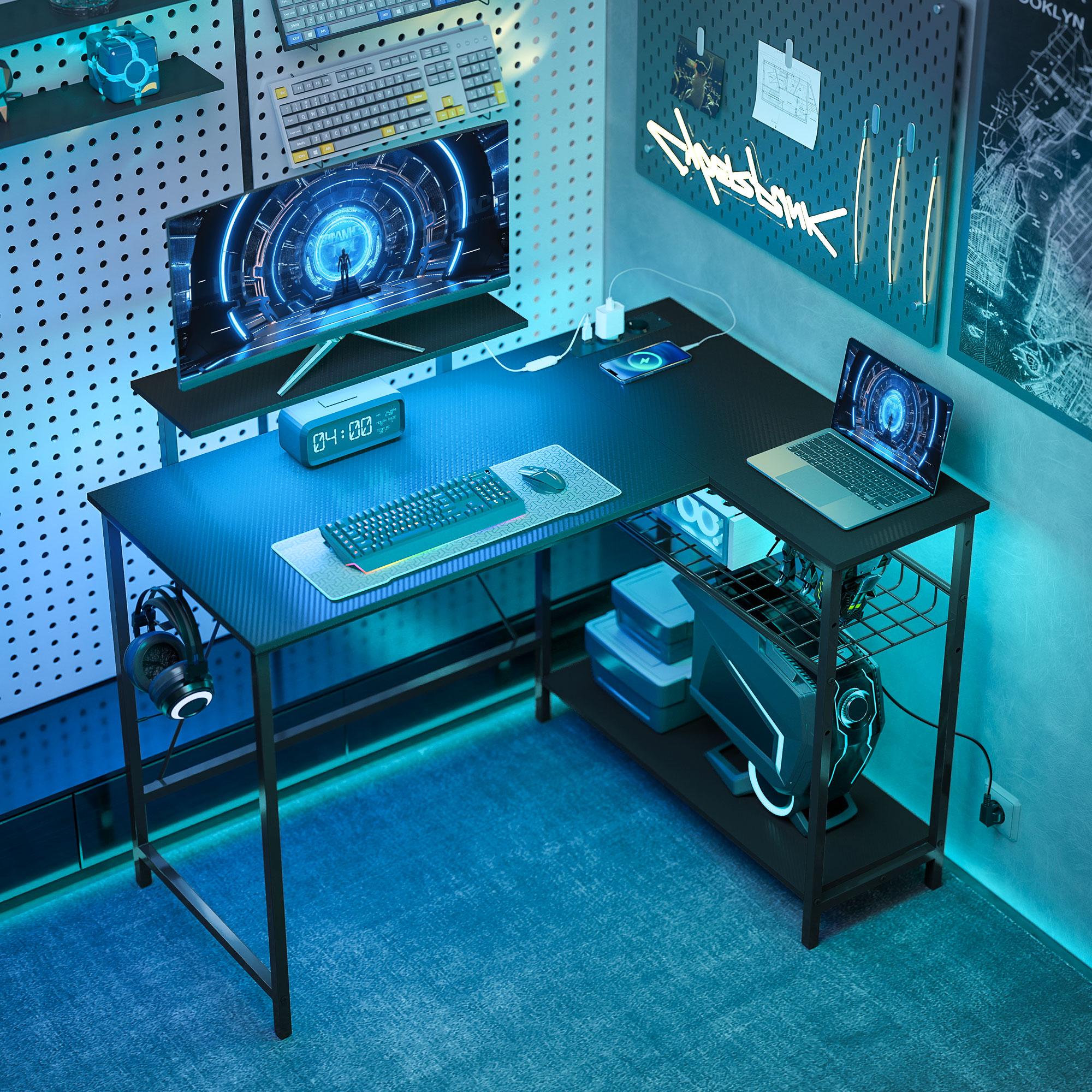 Una postazione da gaming con doppio monitor, laptop, tastiera, mouse e luci.