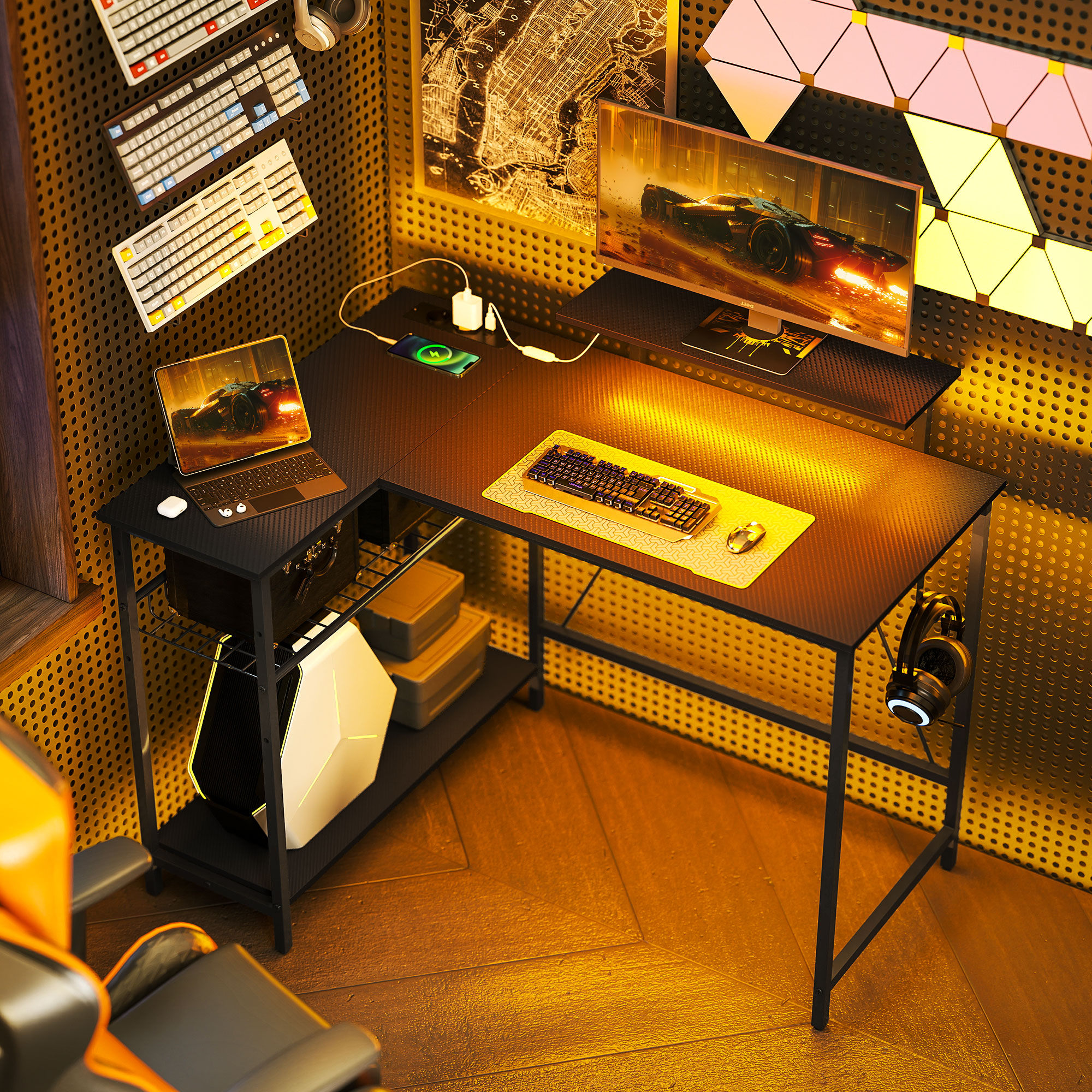 Scrivania da gaming con tastiere, monitor, PC e sedia da gamer.