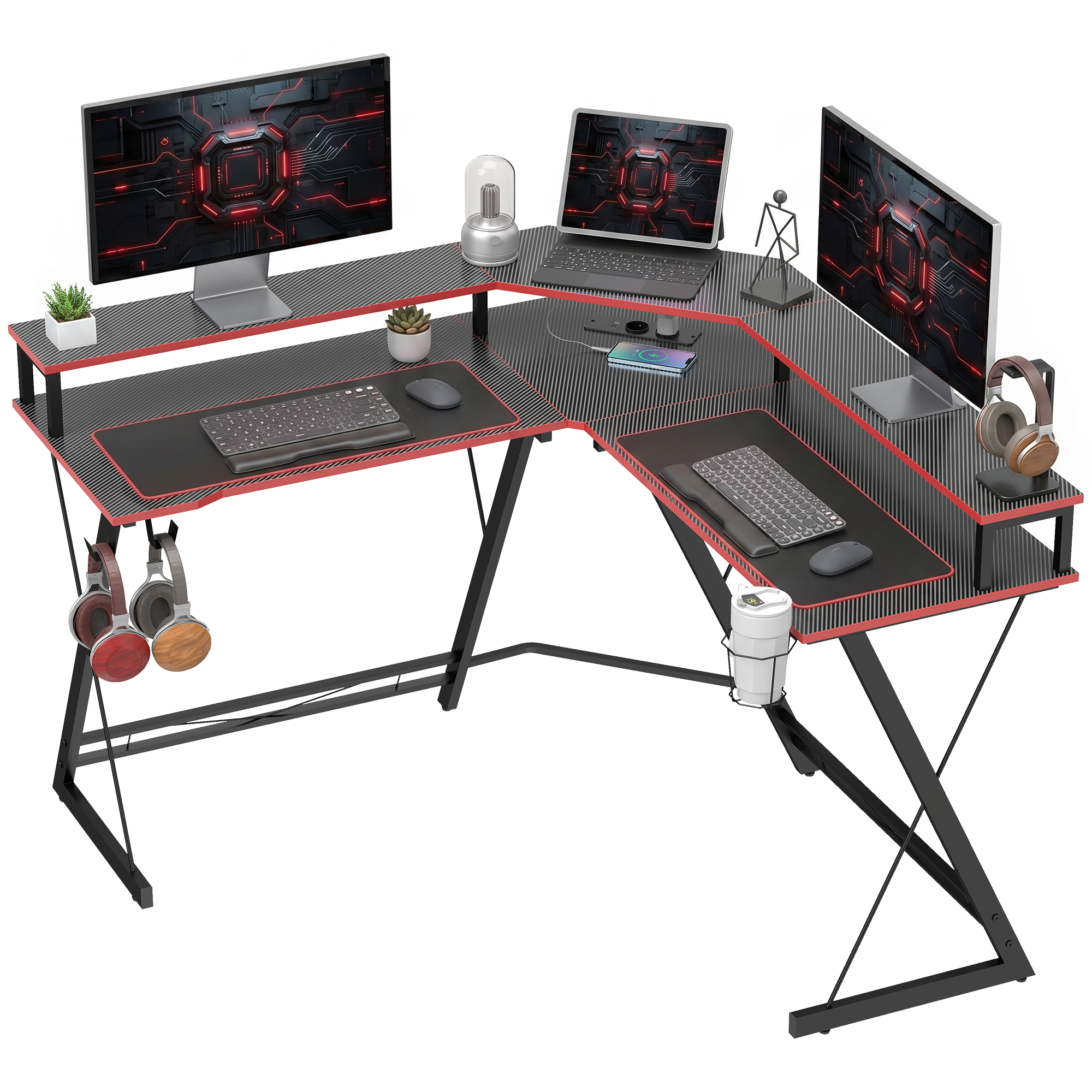 Scrivania angolare con tre monitor, laptop, tastiere, mouse e cuffie.