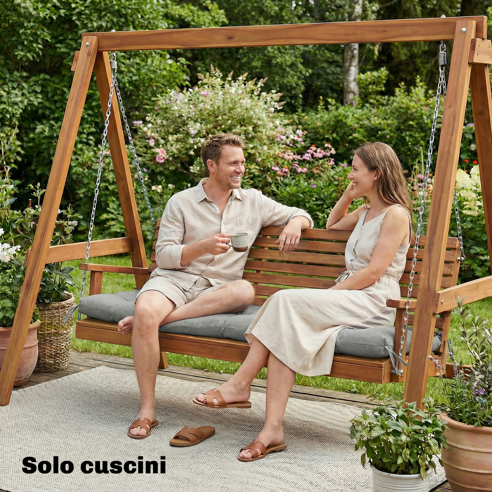 Un uomo e una donna siedono su un'altalena di legno, bevendo.