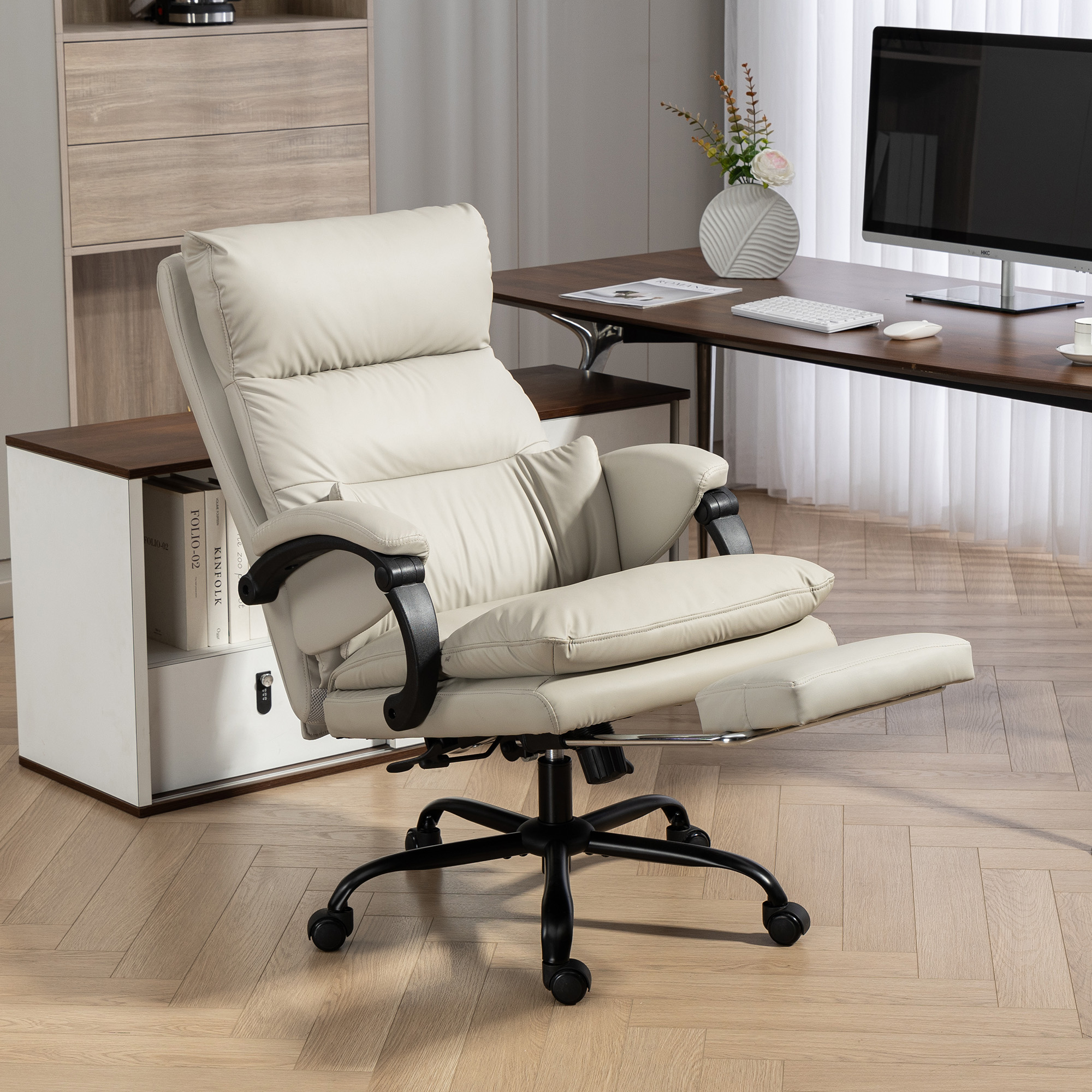 Una sedia da ufficio beige con poggiapiedi estraibile si trova davanti a una scrivania.
