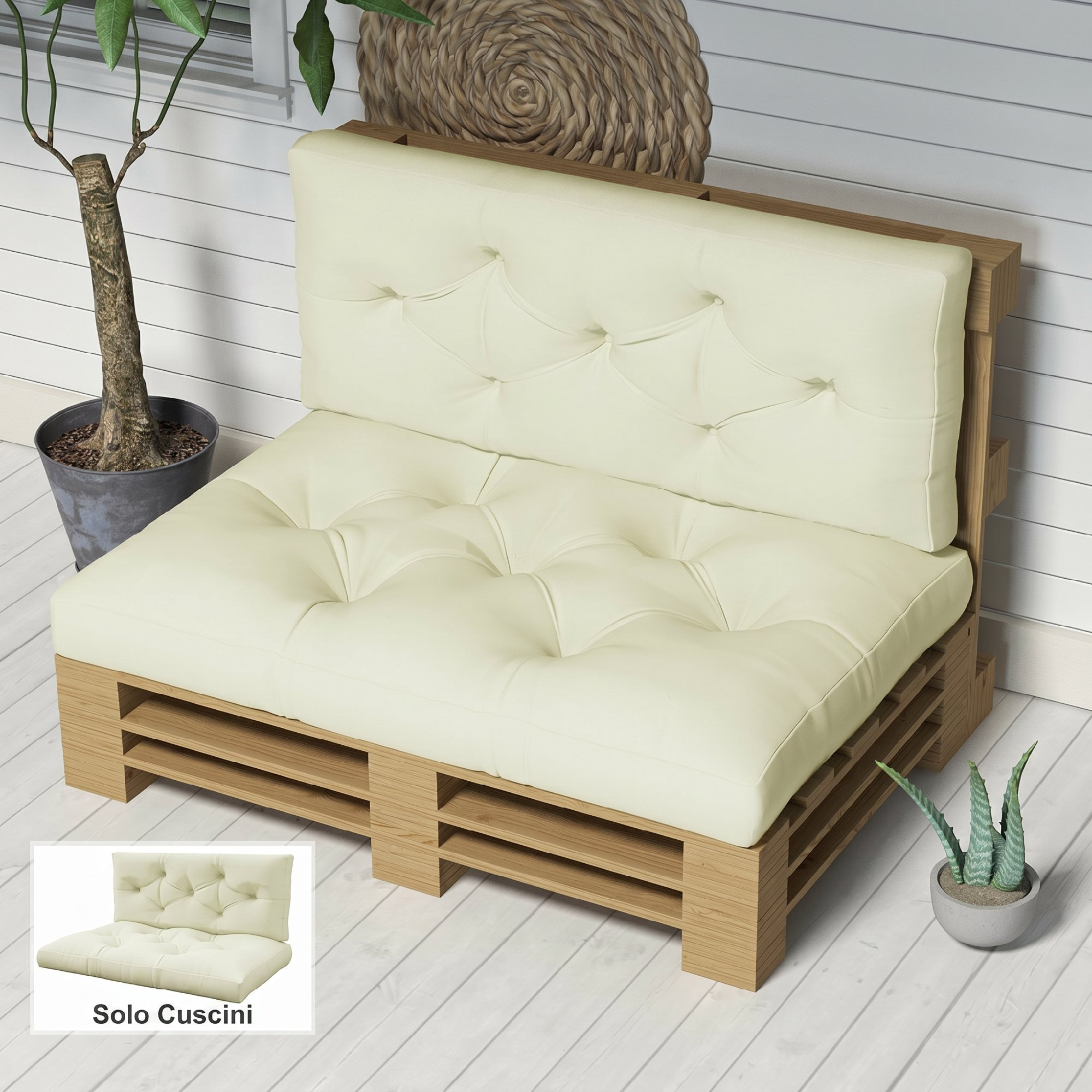 Un divano pallet con cuscini color crema trapuntati su un pavimento in legno.