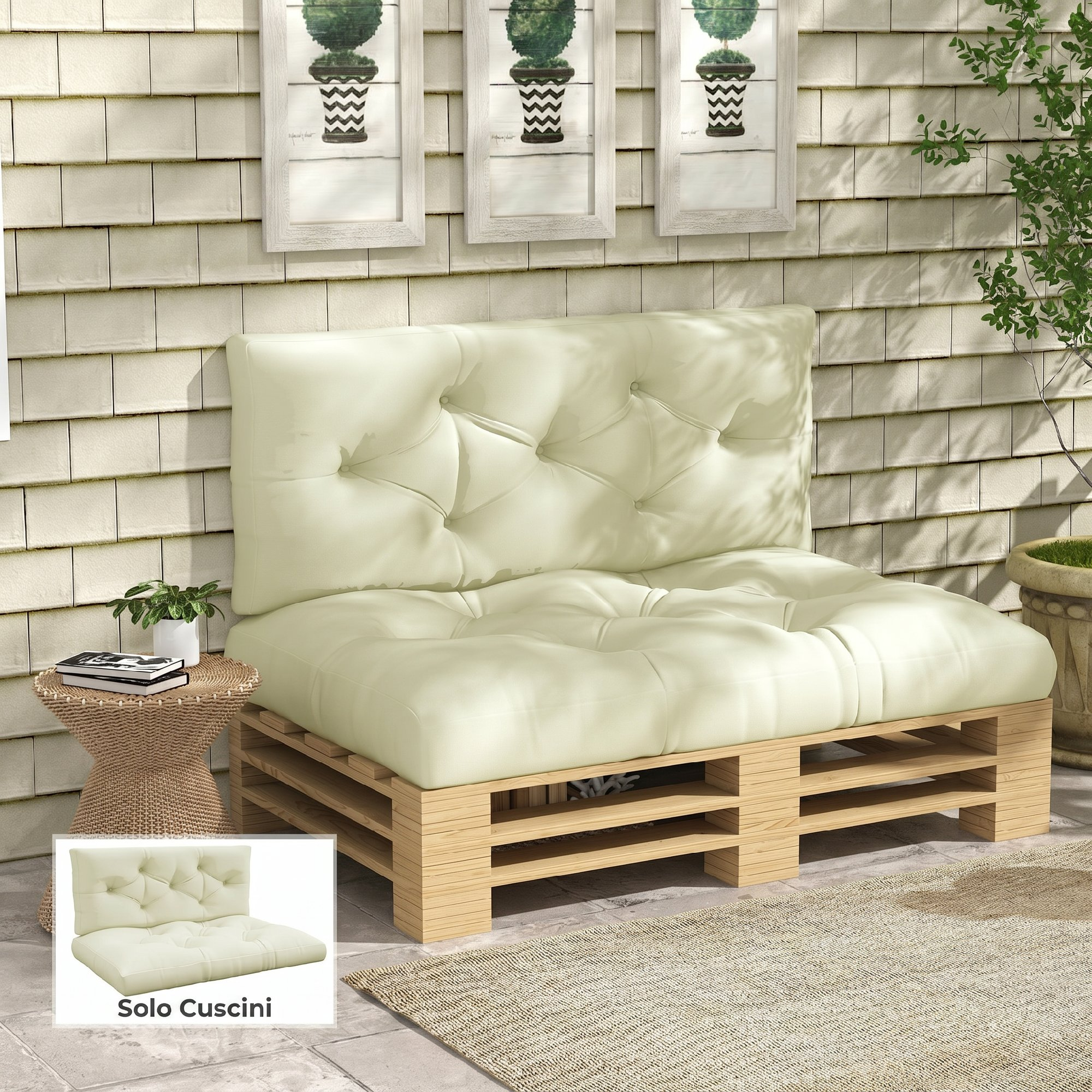 Divano pallet color crema con quadri incorniciati e tavolino.