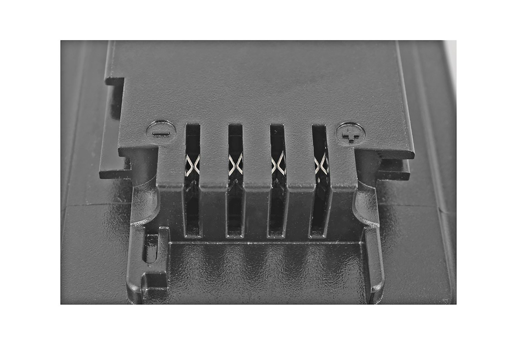 Nahaufnahme von schwarzen Batterieanschlüssen mit Metallkontakten und Einrastmechanismus.