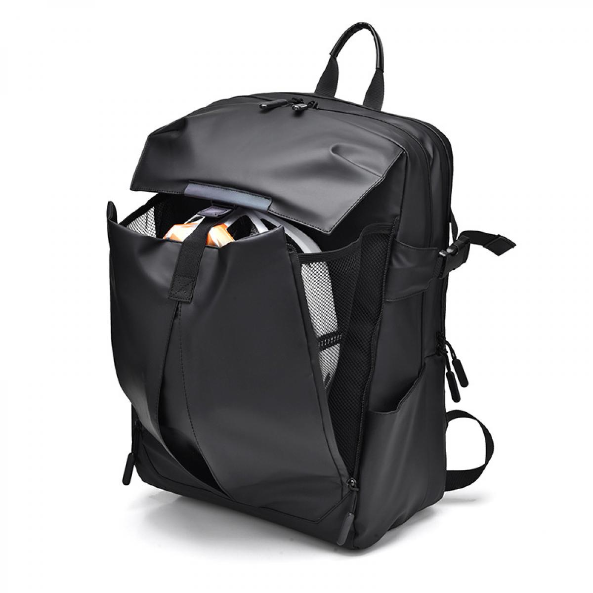 Schwarzer Rucksack mit geöffnetem Hauptfach, in dem ein weißer Helm mit orangen Akzenten zu sehen ist.