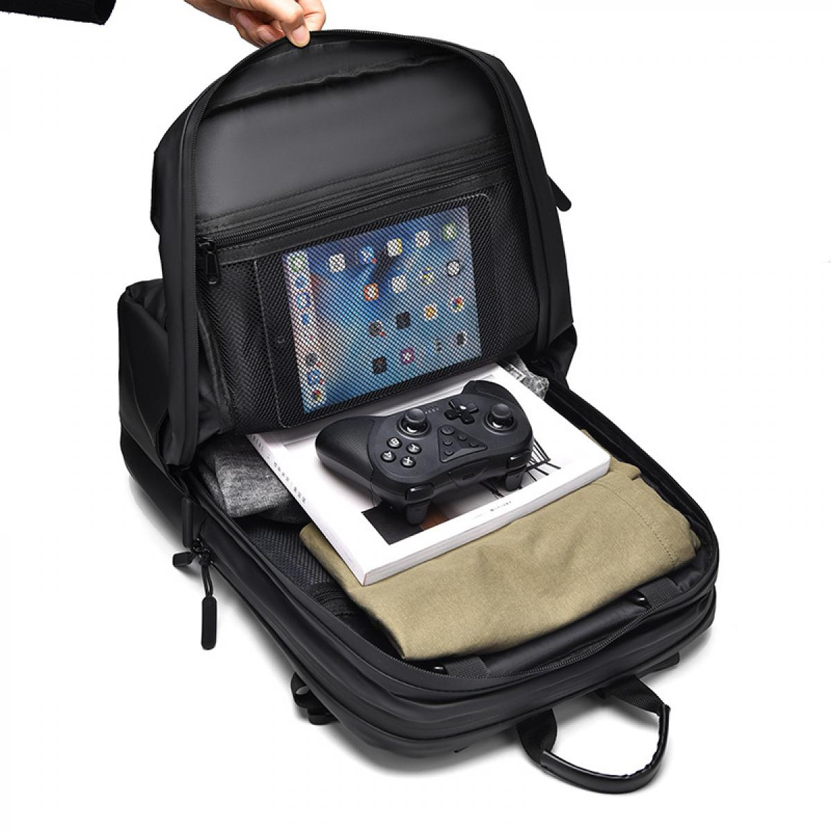 Ein schwarzer Rucksack ist geöffnet und zeigt Inhalt: Tablet, Controller, Buch und Kleidung.
