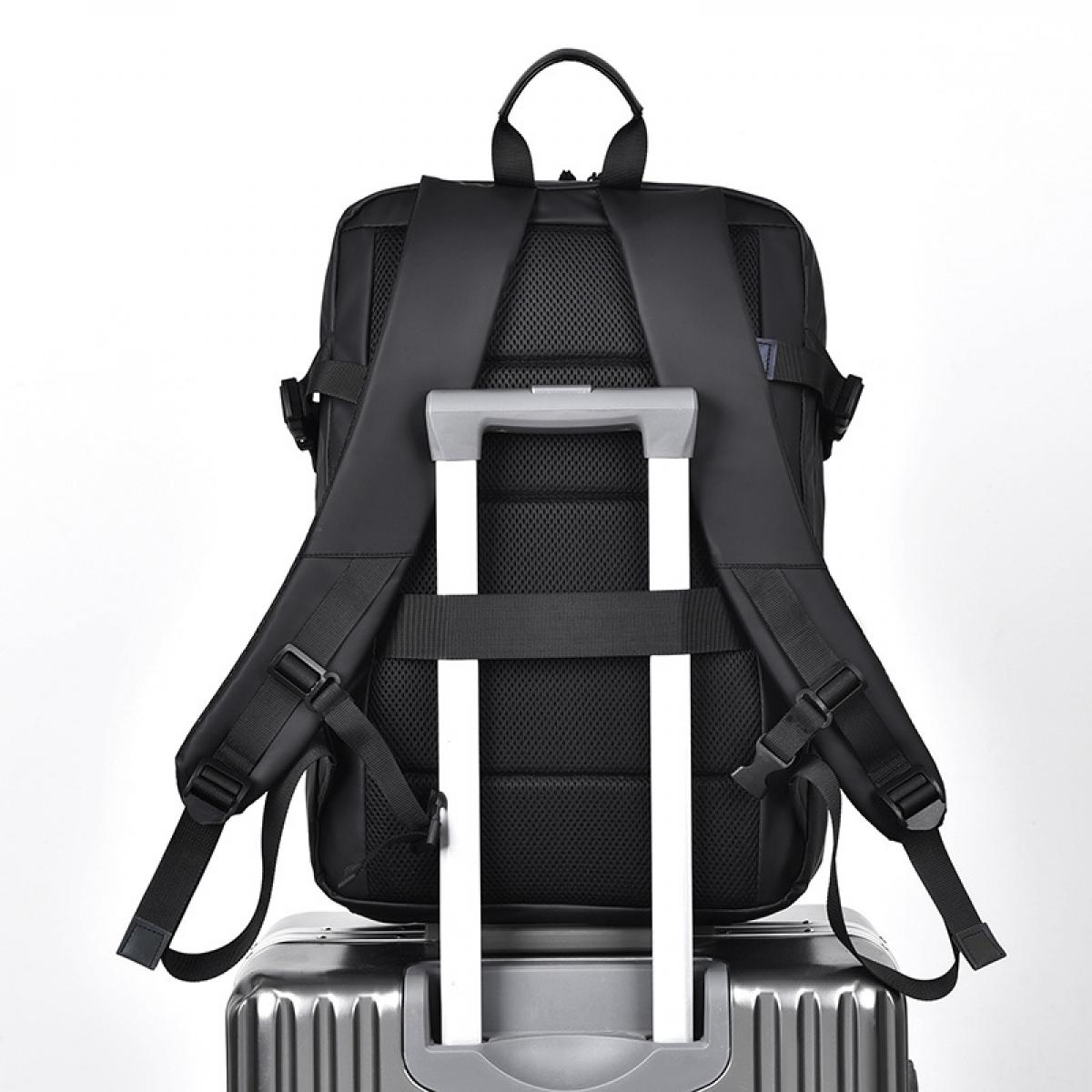 Schwarzer Rucksack mit Gepäckgriff auf einem silbernen Rollkoffer.