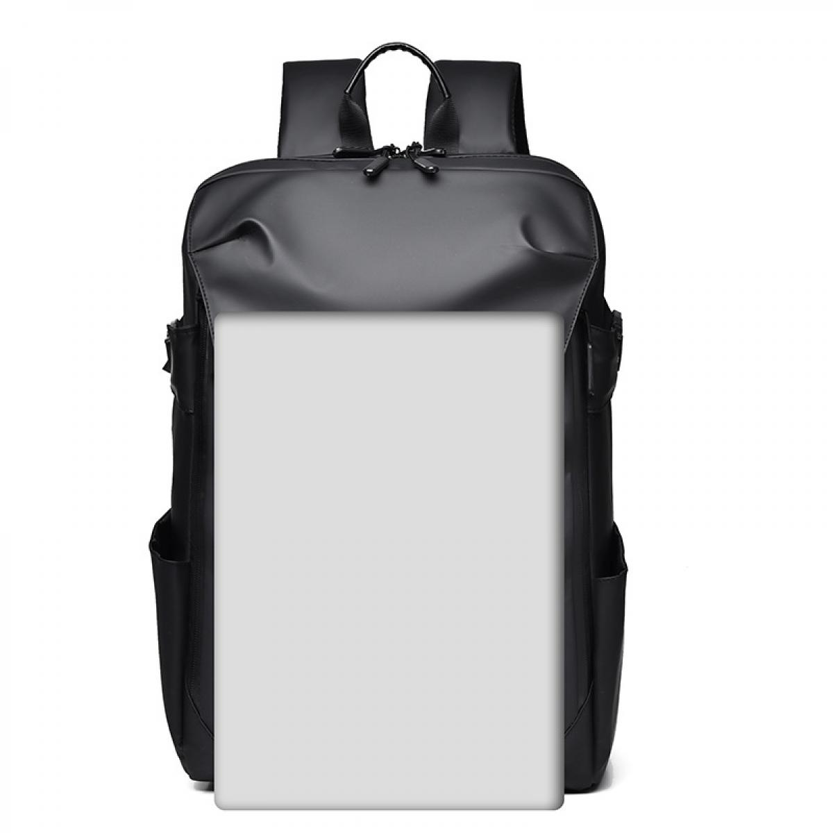 Ein schwarzer Rucksack mit einem weißen Rechteck auf der Vorderseite.