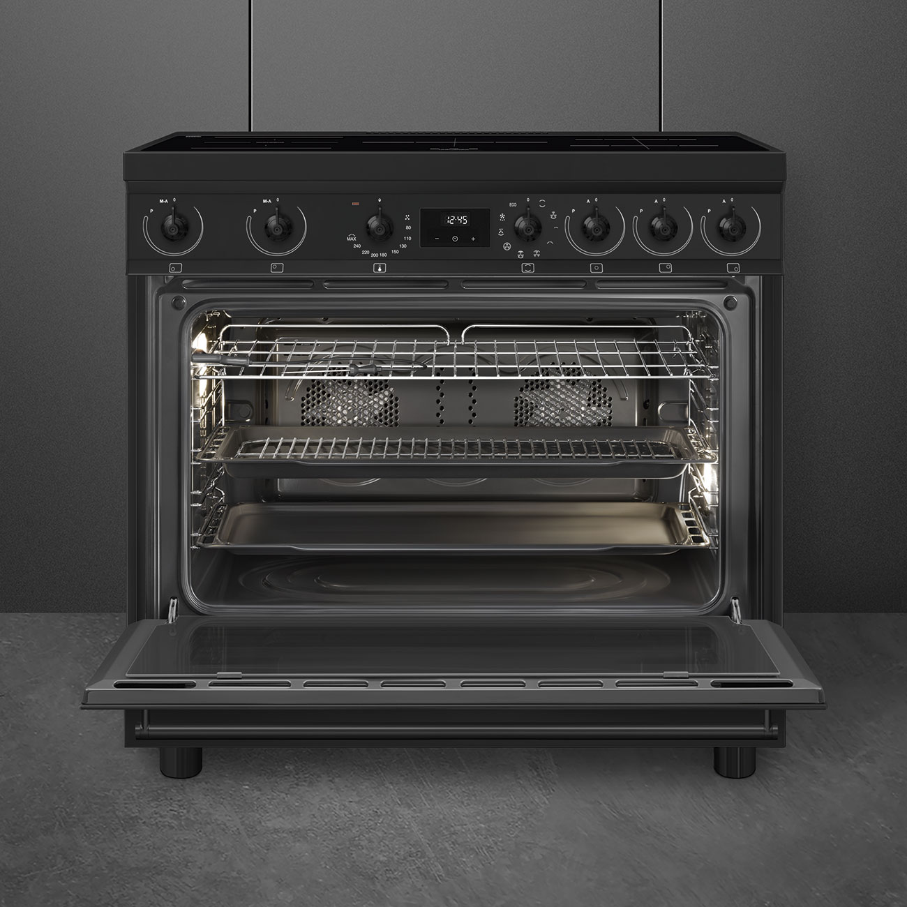 Un forno da incasso nero con porta aperta, luci interne accese.
