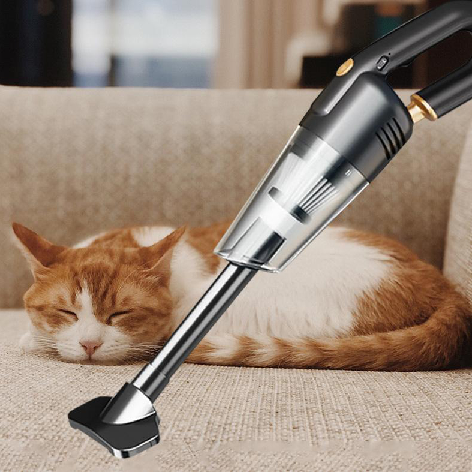 Ein Handstaubsauger wird neben einer schlafenden Katze auf einem Sofa benutzt.