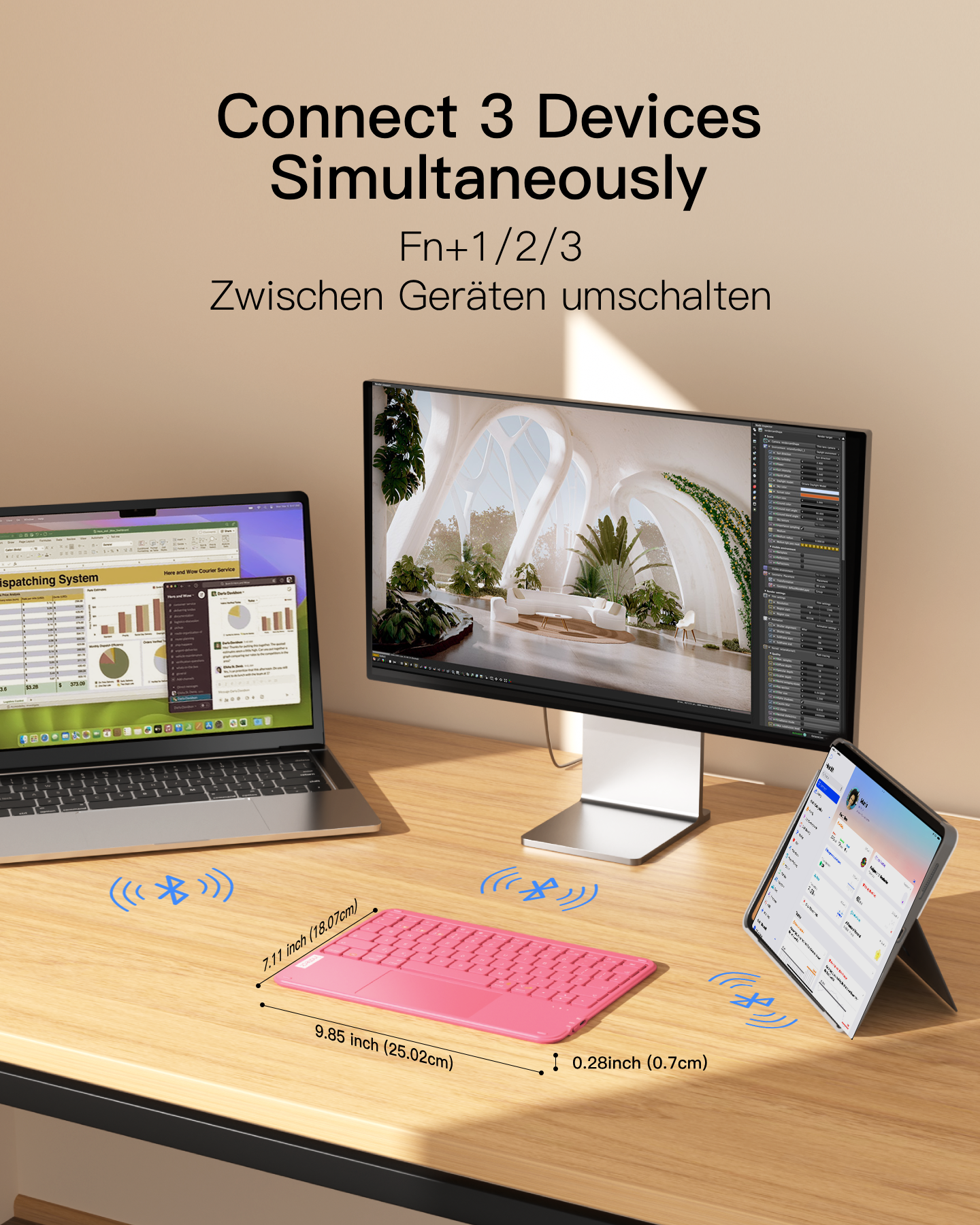 Ein Laptop, Monitor und Tablet sind auf einem Schreibtisch mit einer rosa Tastatur.