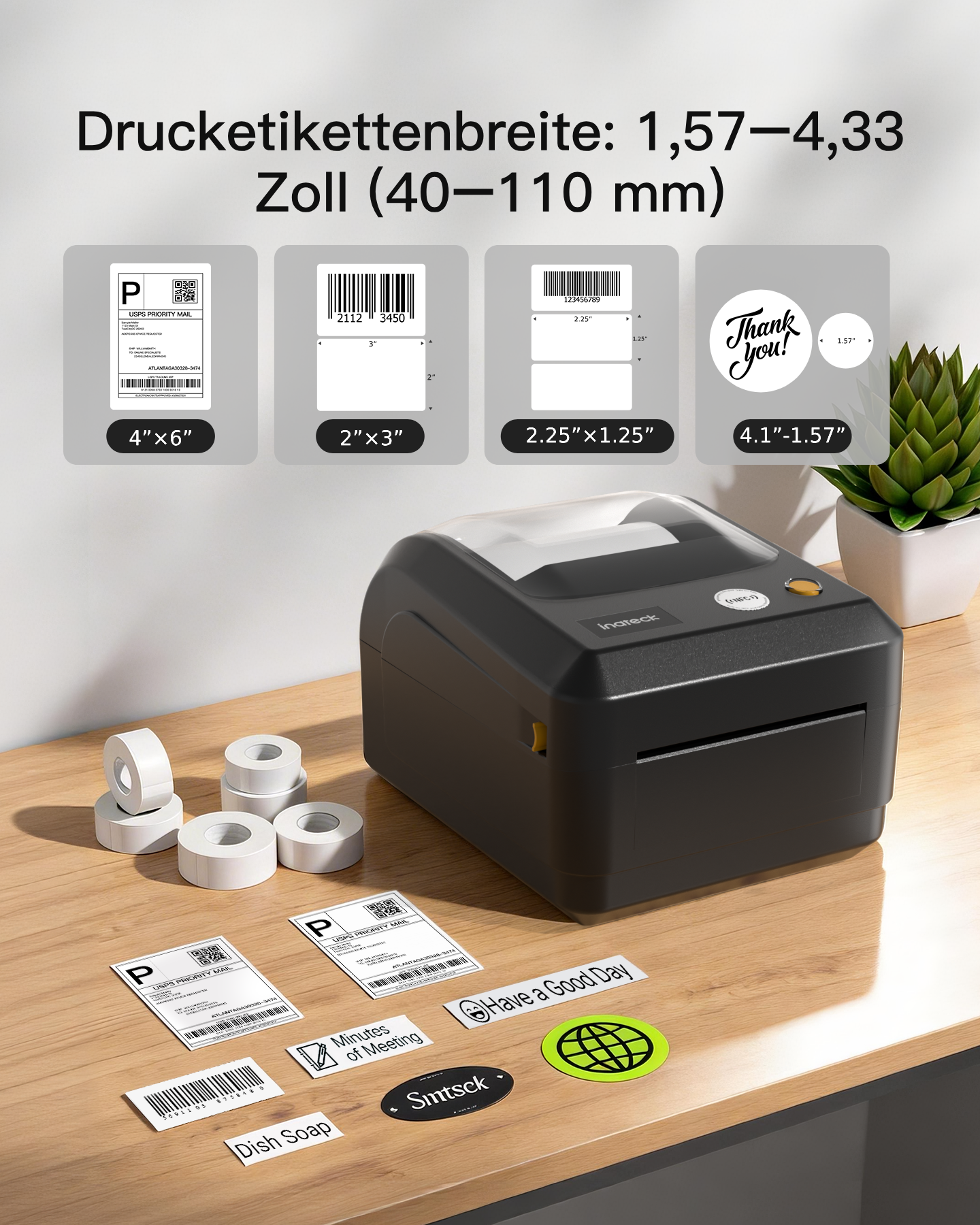 Ein Drucker mit Etiketten und Rollen auf einem Holztisch.