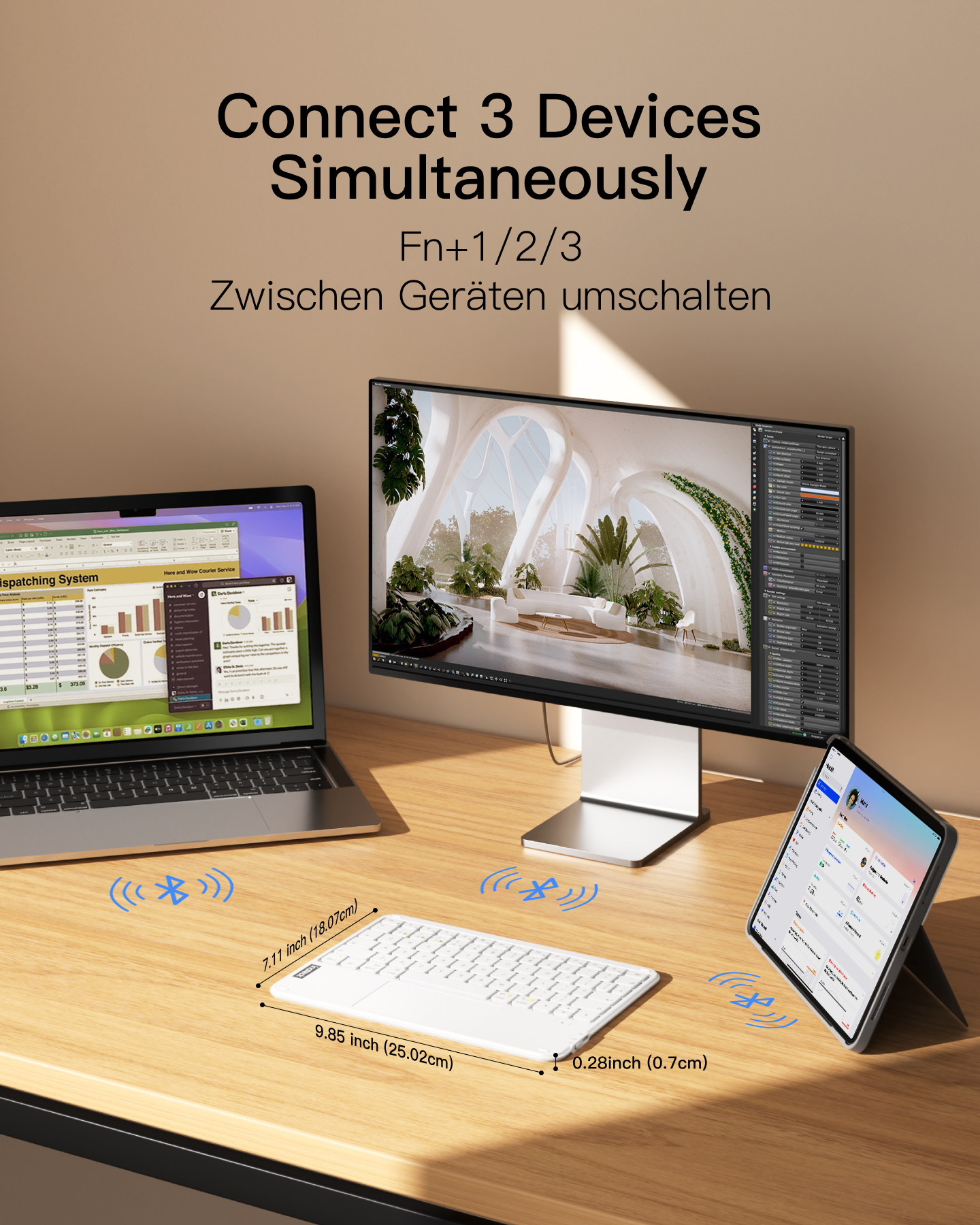 Ein Laptop, Monitor und Tablet stehen auf einem Holzschreibtisch mit weißer Tastatur.