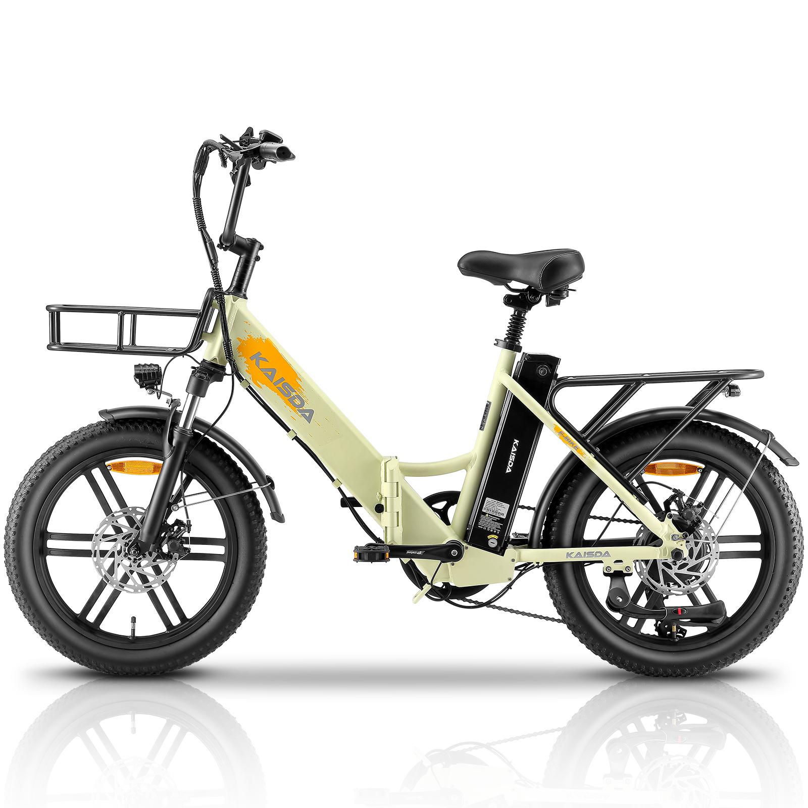 Una e-bike beige chiaro con pneumatici larghi e portapacchi anteriore e posteriore.