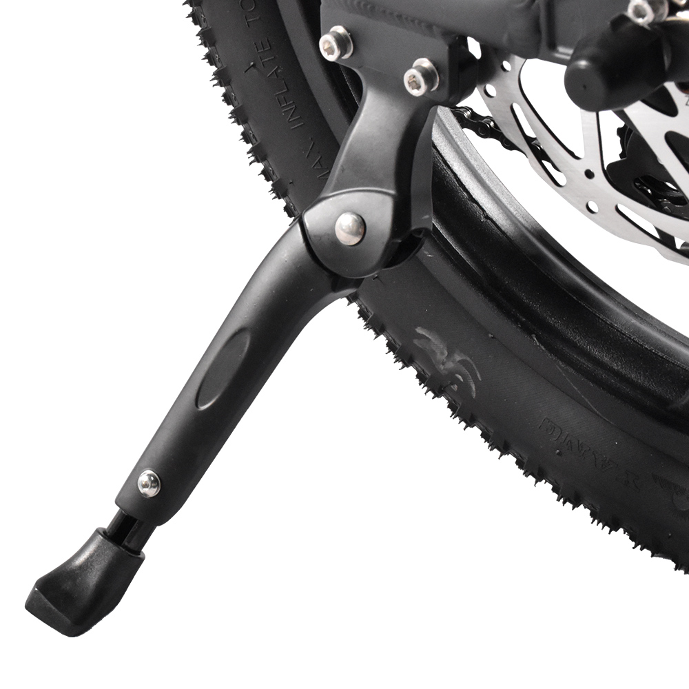 Ein schwarzer Fahrradständer neben einem Reifen mit Scheibenbremse.