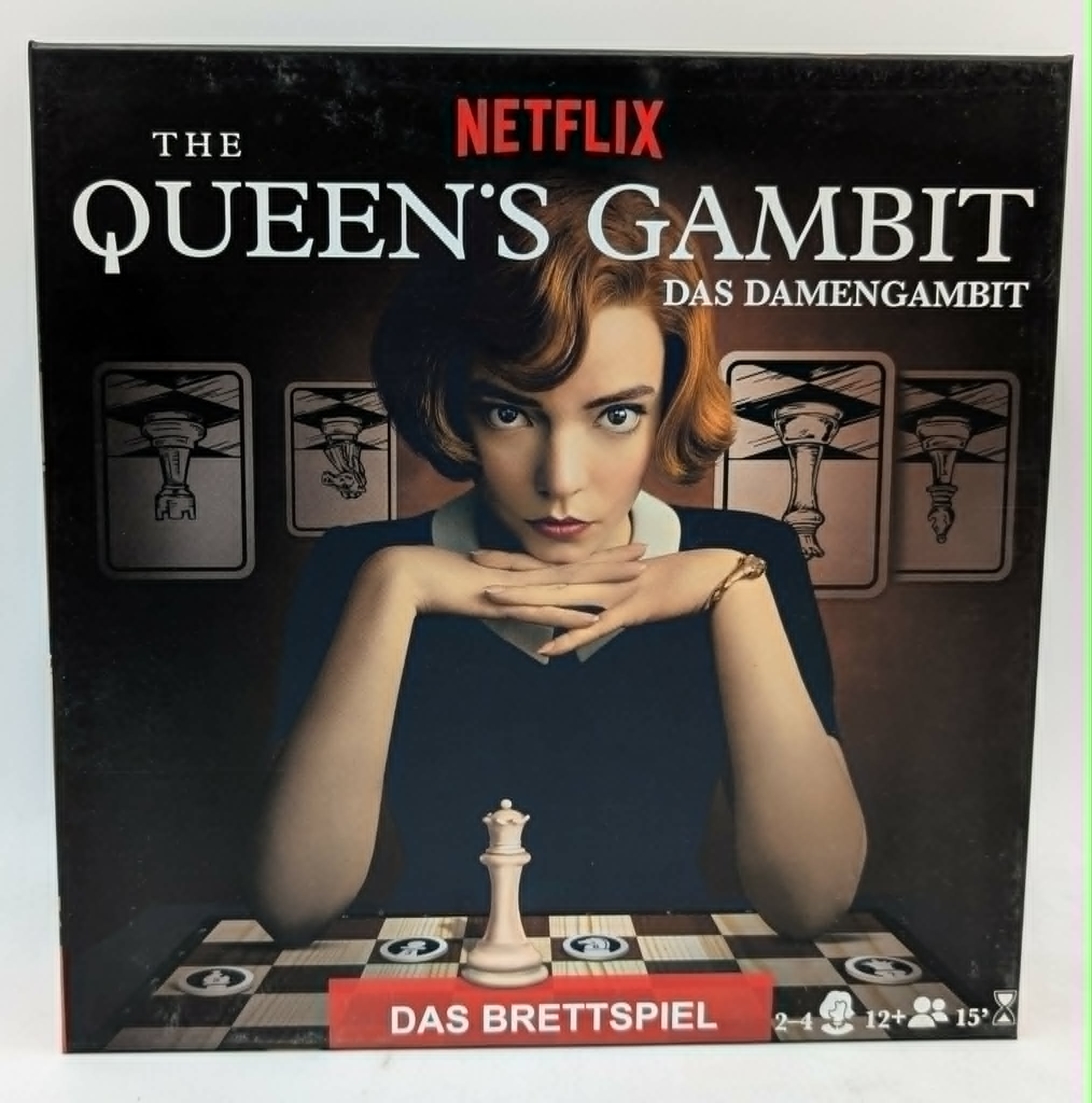 Das "The Queen's Gambit" Brettspiel mit Beth Harmon und Schachfiguren.