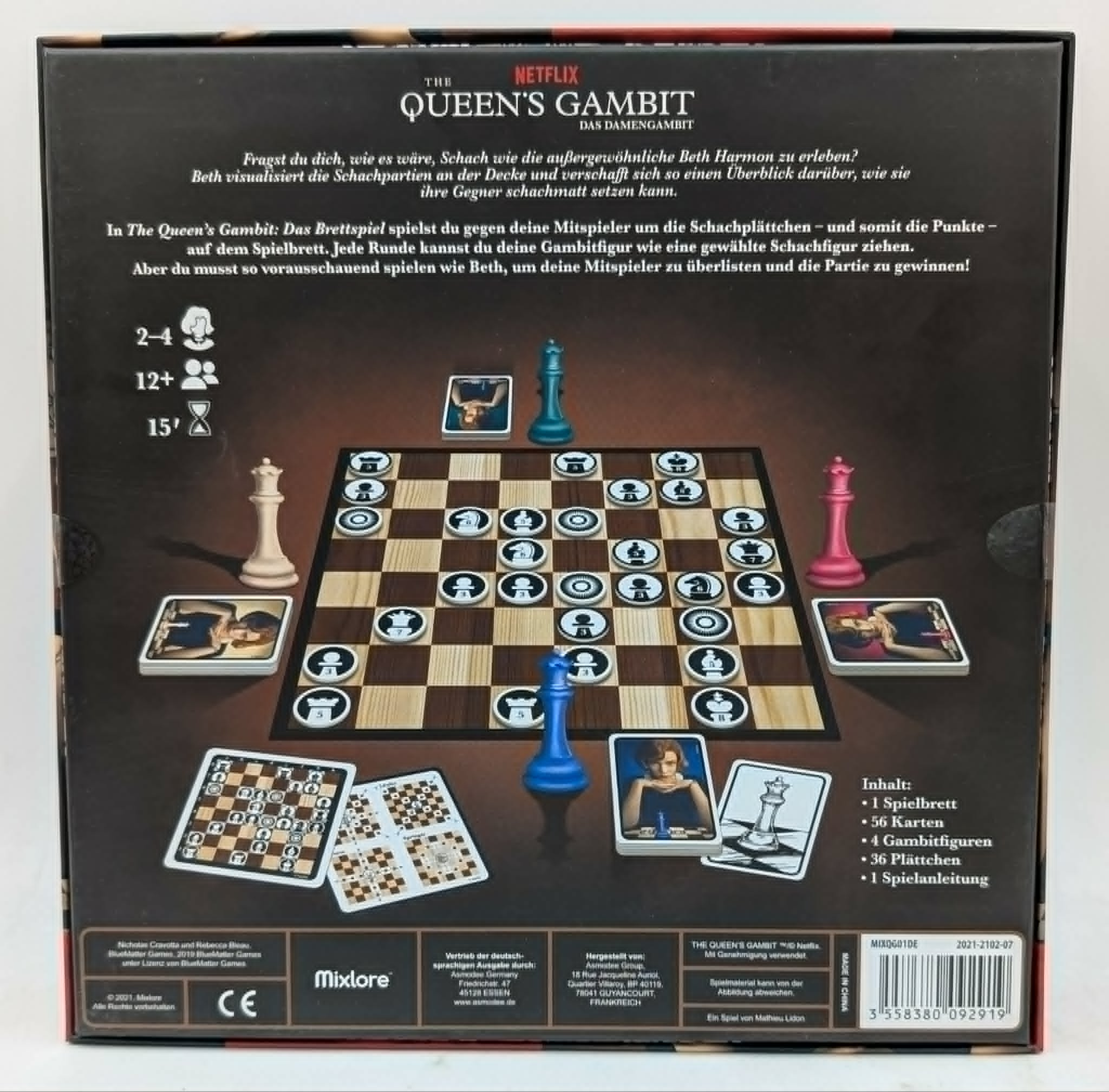 Brettspiel "The Queen's Gambit": Schachbrett, Figuren, Karten und Spielanleitung.