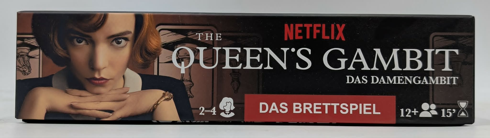 Brettspielbox "Das Damengambit" mit Netflix-Logo und Bild von Beth Harmon.