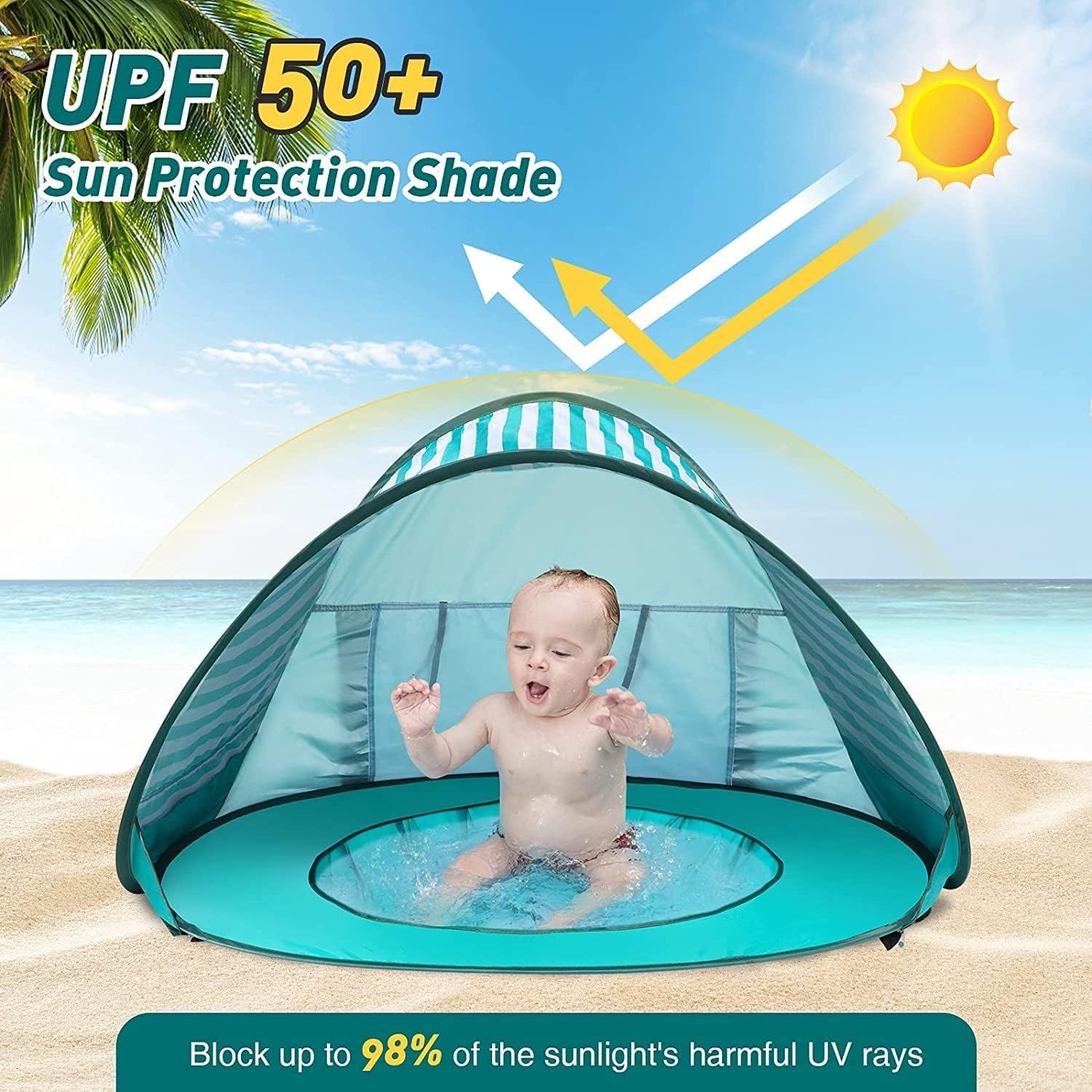 Ein Baby planscht in einem aufblasbaren Pool unter einem Sonnenschutz am Strand.