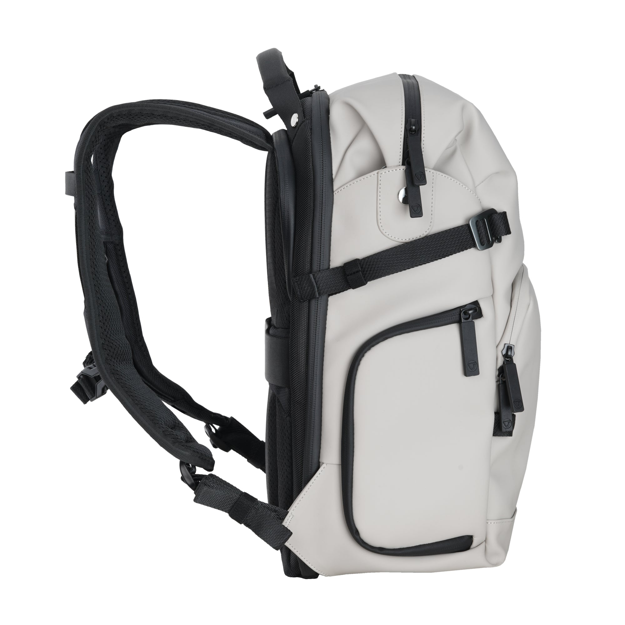 Mochila gris con correas y cremalleras negras, vista lateral.