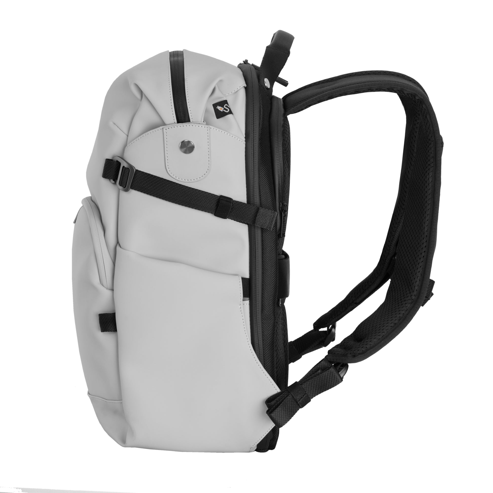 Mochila gris con correas y cremalleras negras, vista lateral.