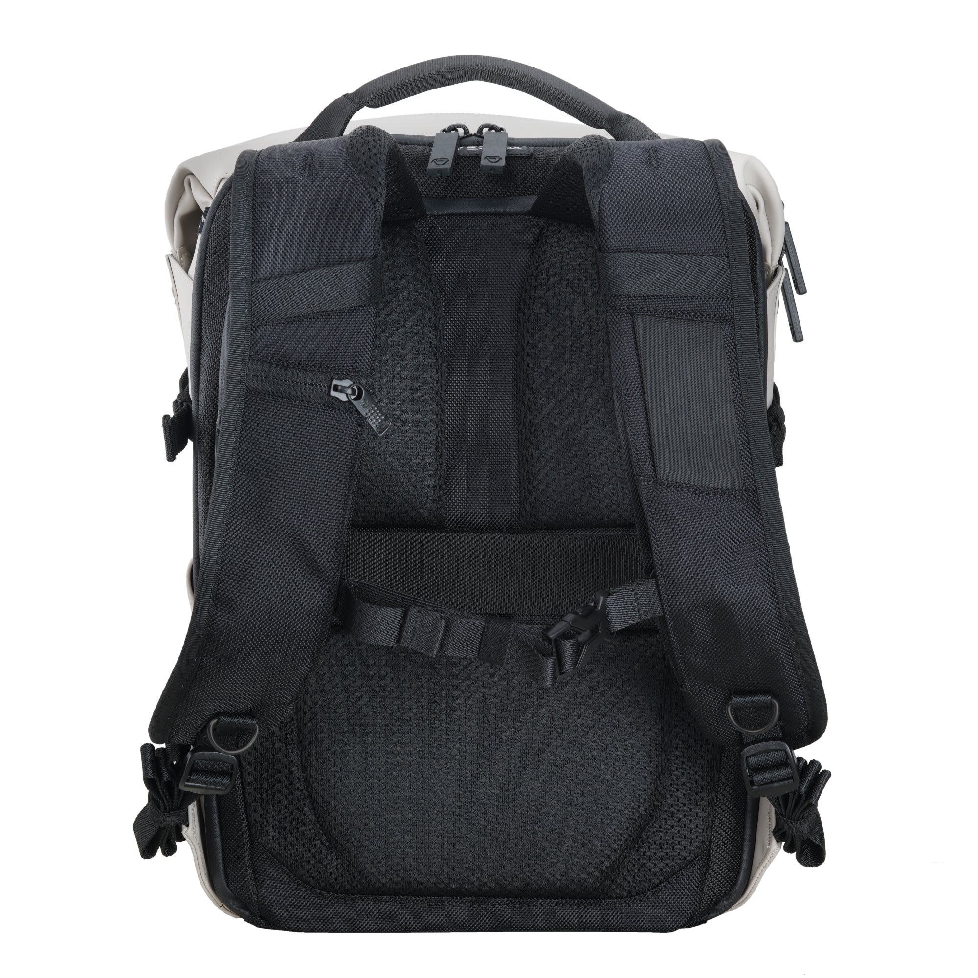Vista trasera de una mochila negra con correas acolchadas y asa superior.