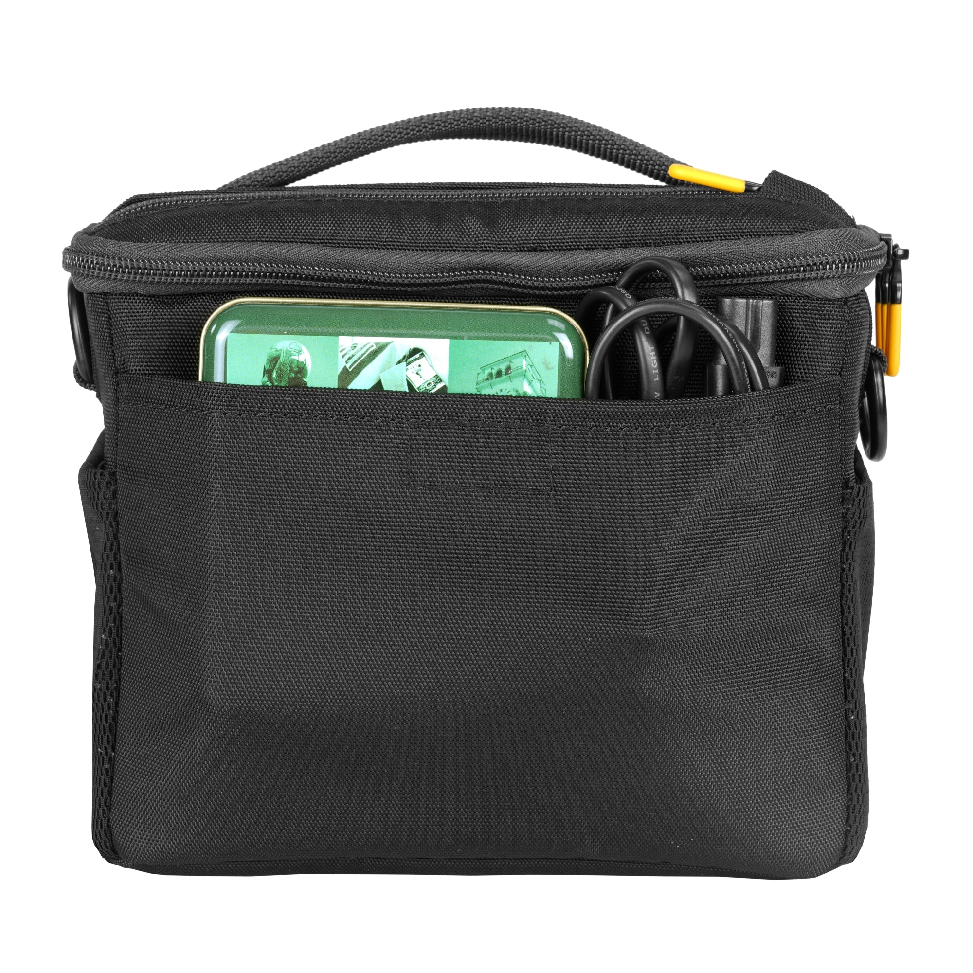 Bolsa negra para cámara con tirador de cremallera amarillo, cables y lata verde.