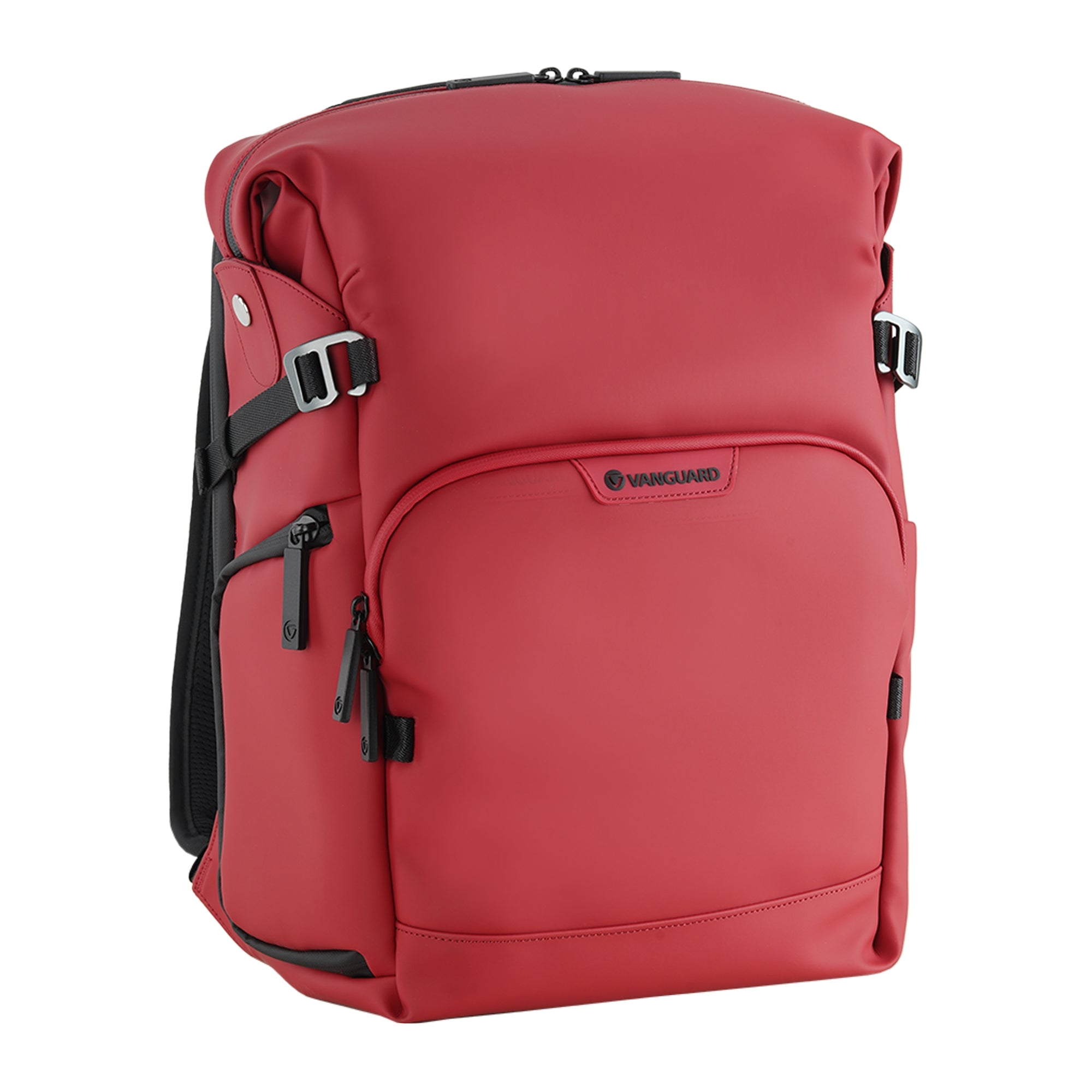 Una mochila roja con correas y cremalleras negras, con logo de Vanguard.