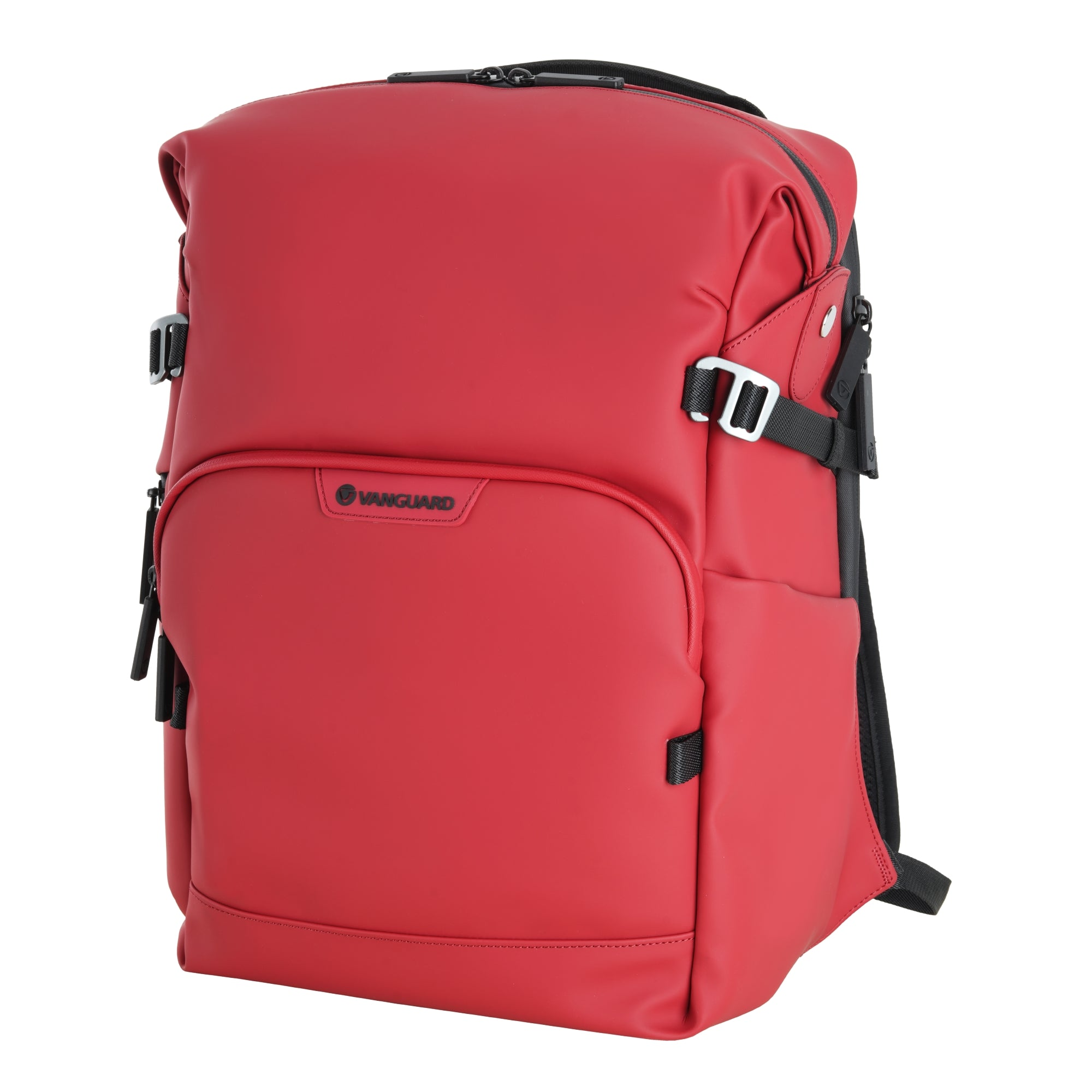 Una mochila roja con hebillas y cremalleras negras, sobre fondo blanco.