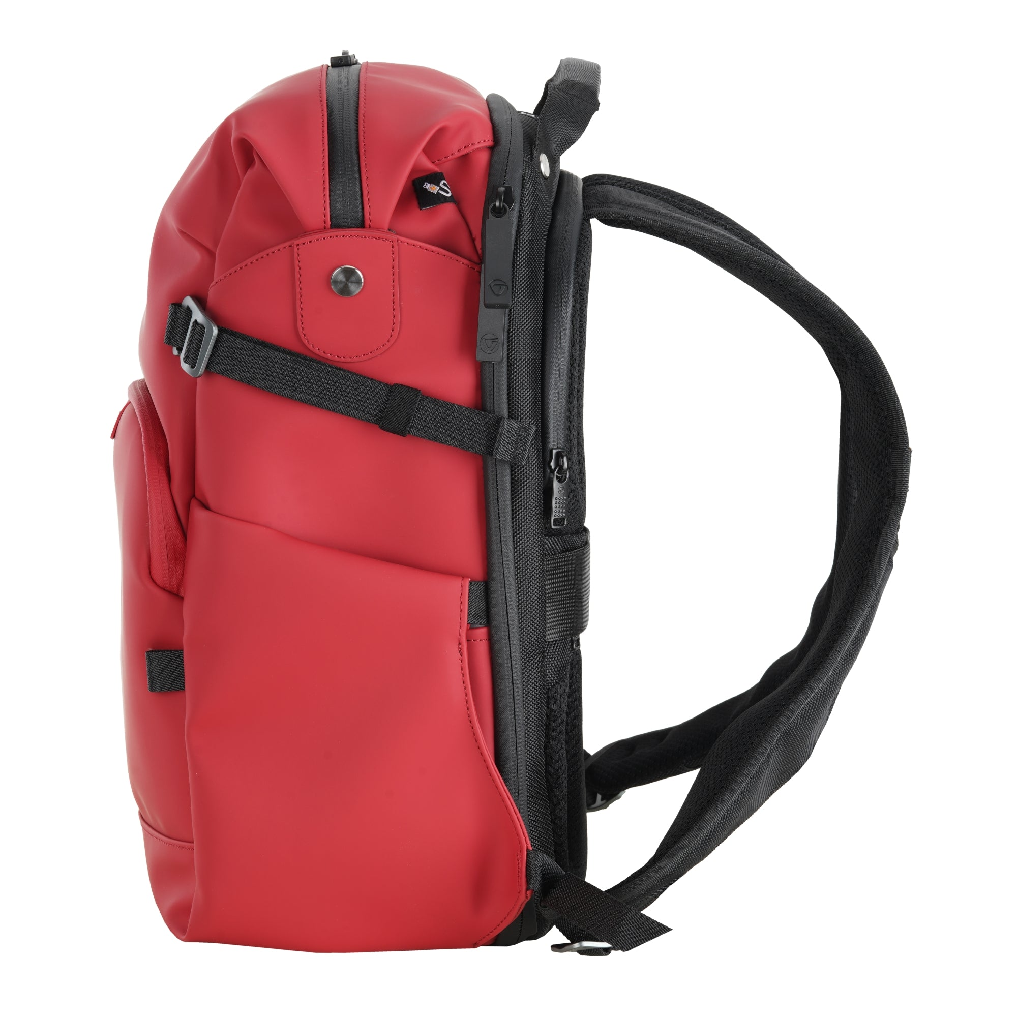 Mochila roja con cremalleras y correas negras, vista lateral.