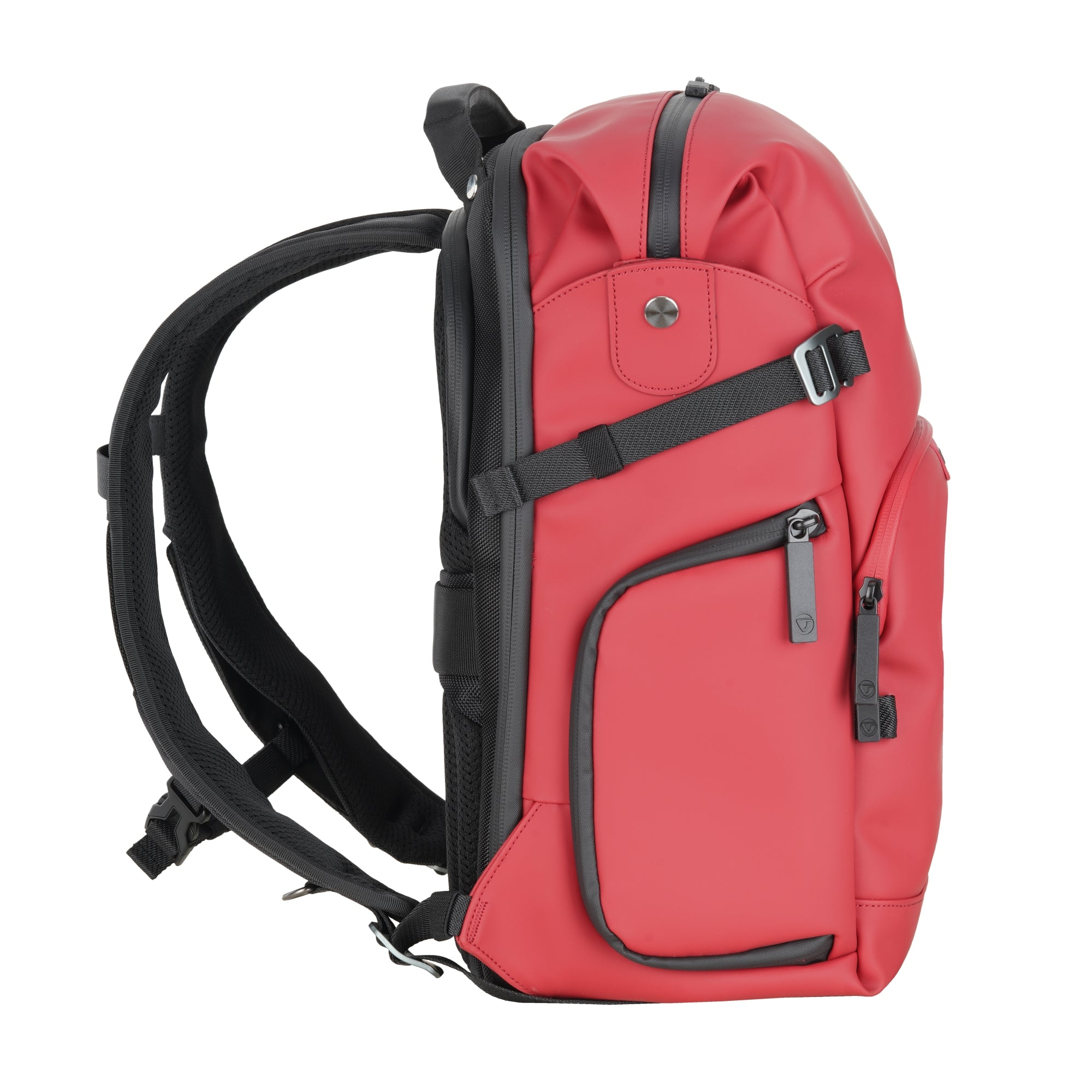 Una mochila roja con correas y detalles negros, vista de lado.