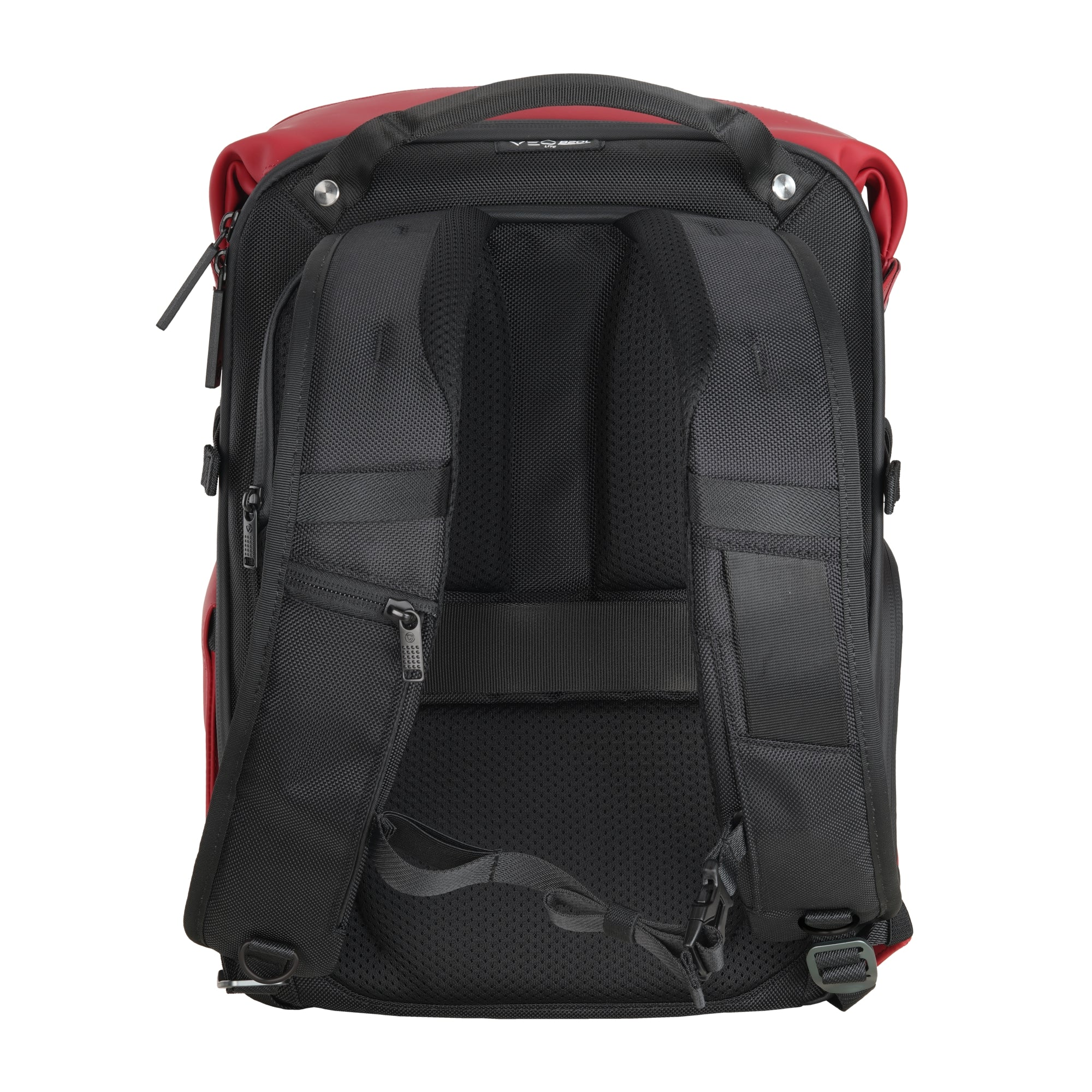 Mochila con detalles rojos y correas negras sobre fondo blanco.