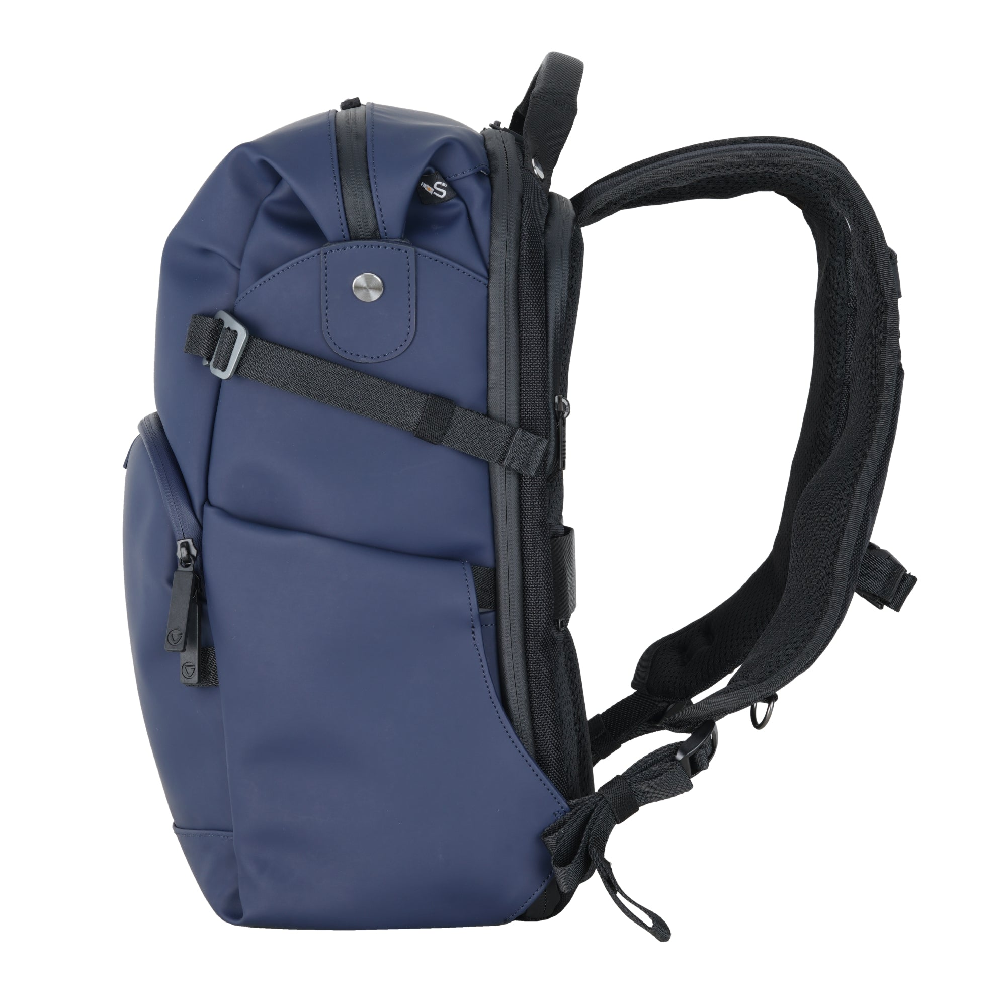 Una mochila azul oscuro con correas negras, vista de lado.