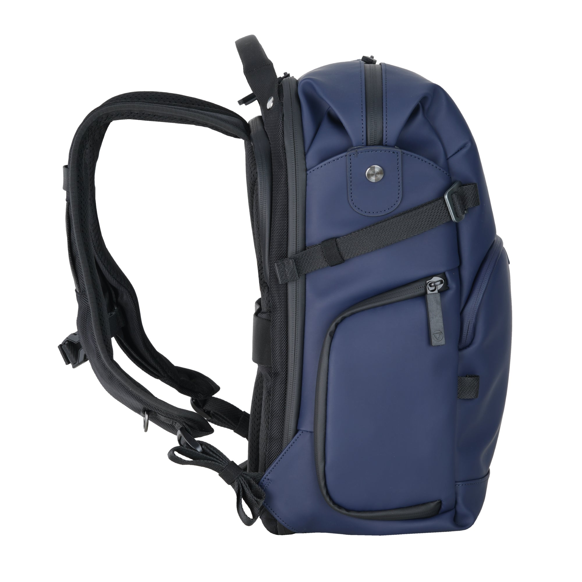 Una mochila azul oscuro con correas y cremalleras negras, vista de lado.