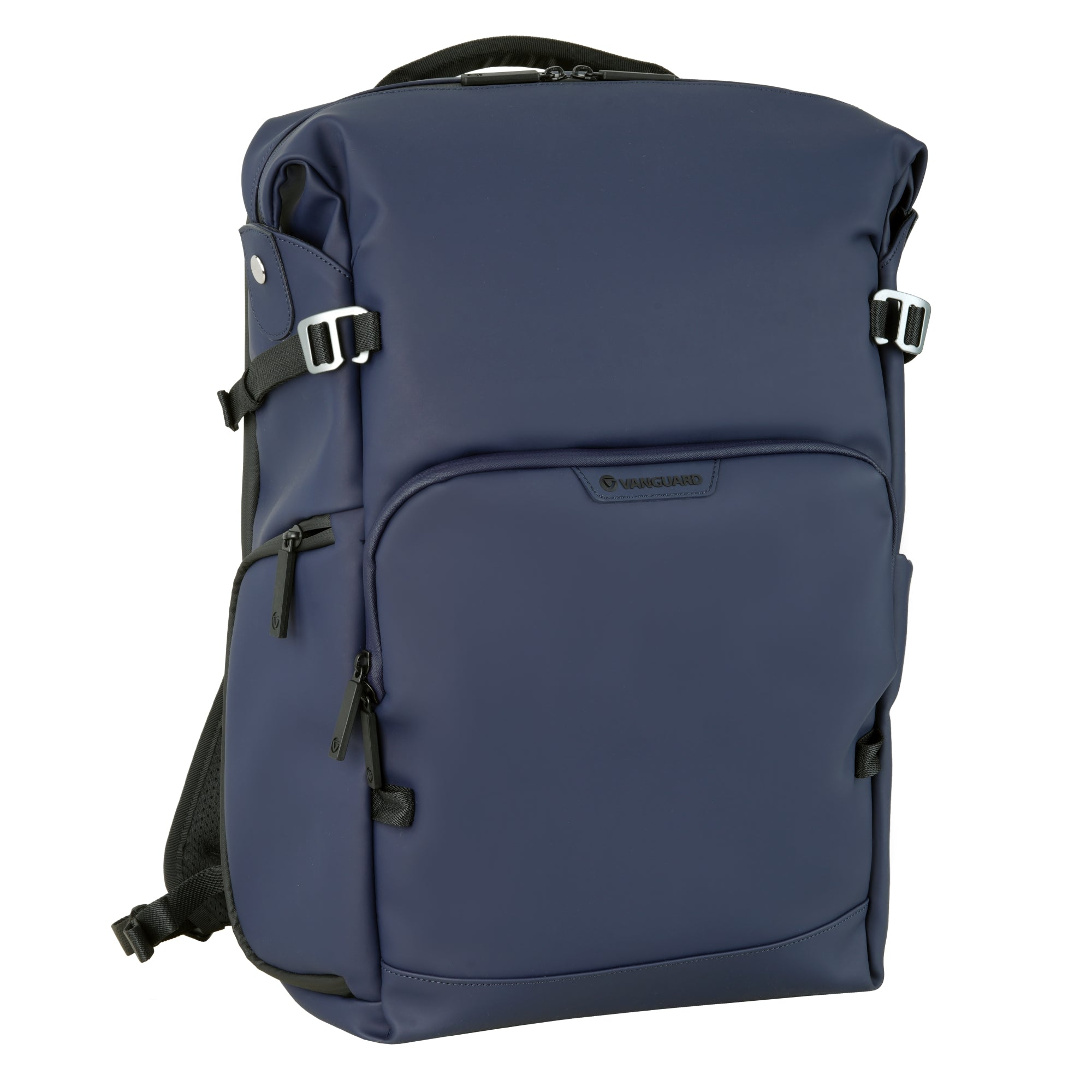 Una mochila azul oscuro con hebillas plateadas y cremalleras negras.