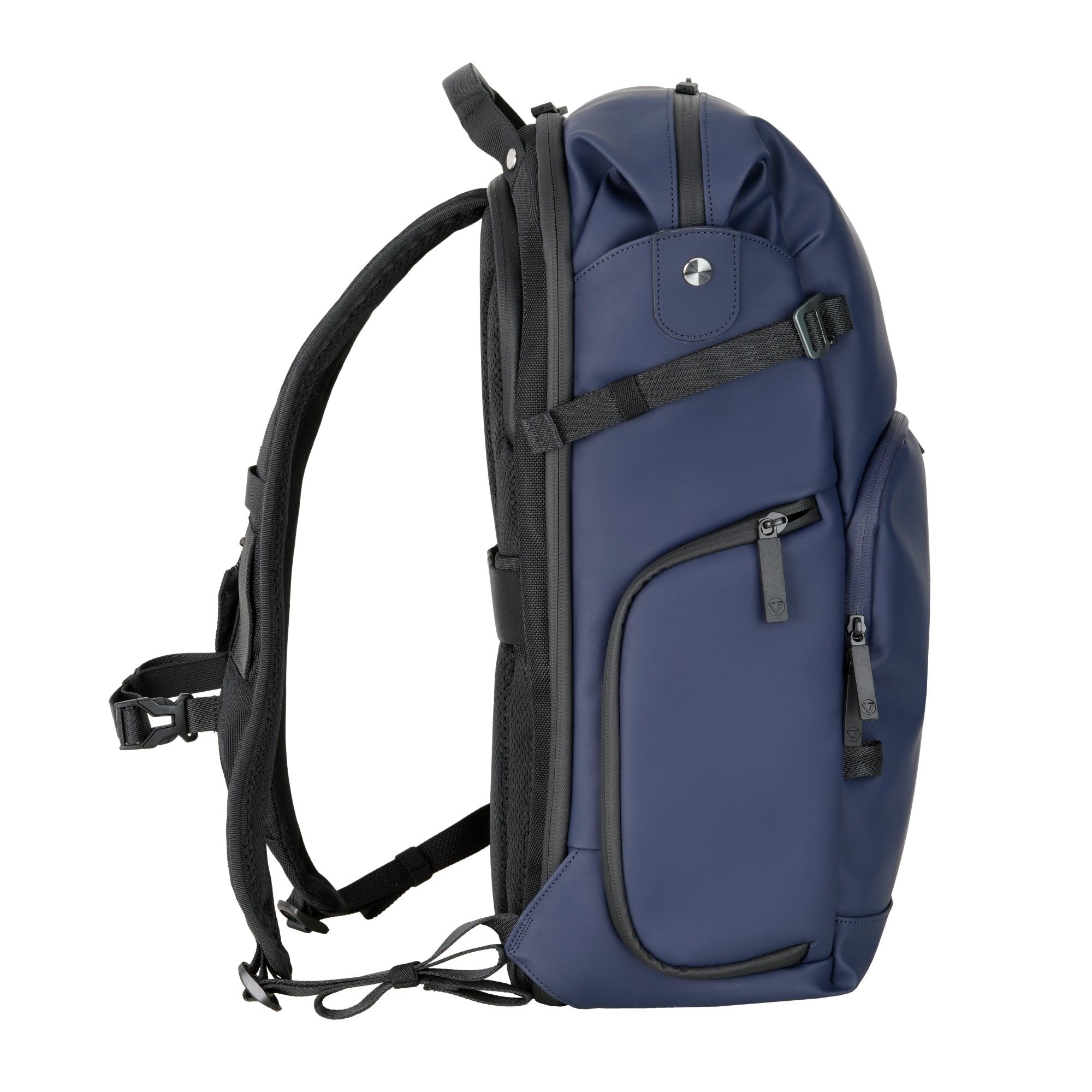 Mochila azul oscuro con correas y cremalleras negras, vista lateral.