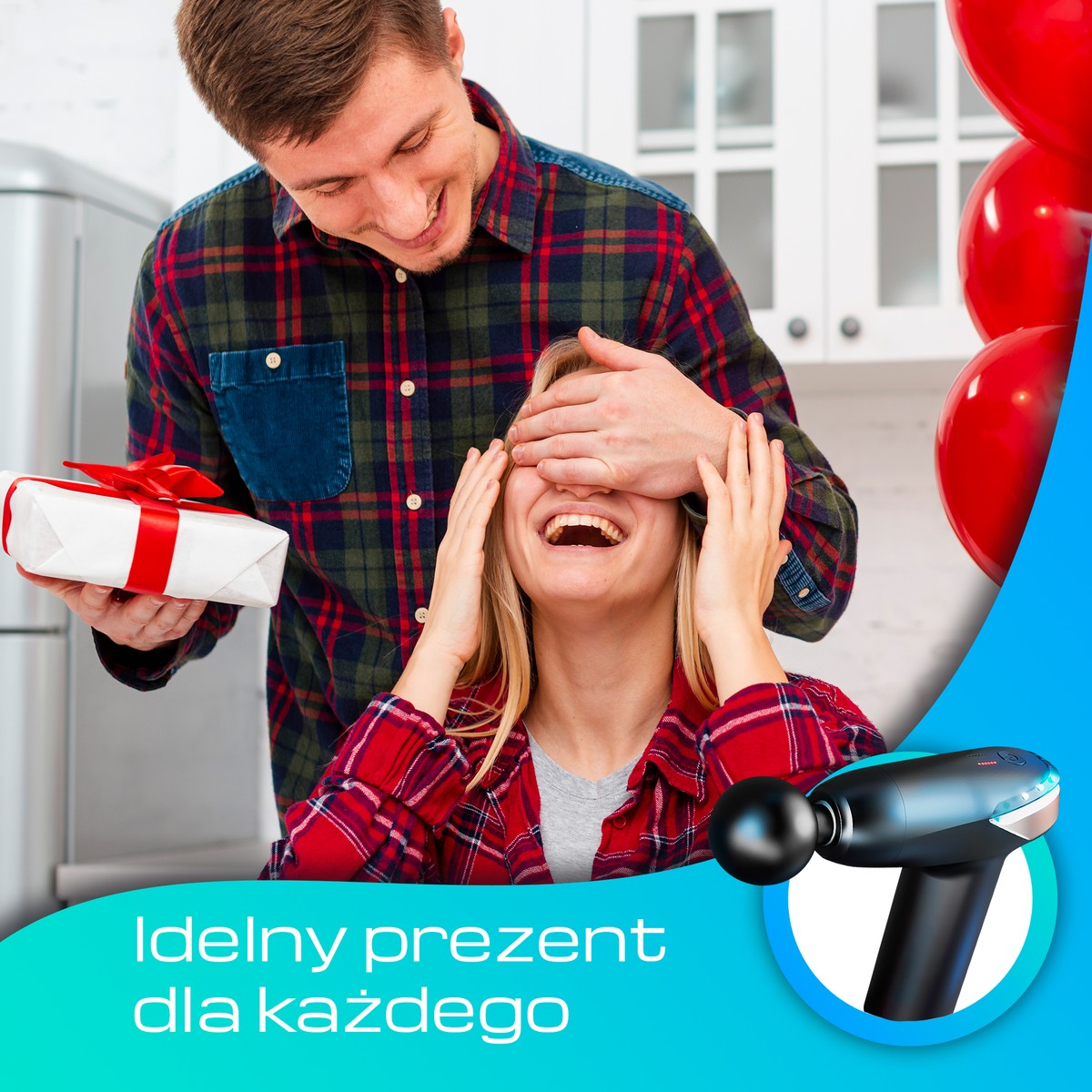 Mężczyzna zasłania kobiecie oczy, trzyma prezent. Czerwone balony.