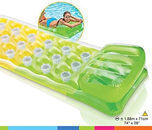 Grüne aufblasbare Luftmatratze mit Getränkehaltern und einer Frau im Pool.